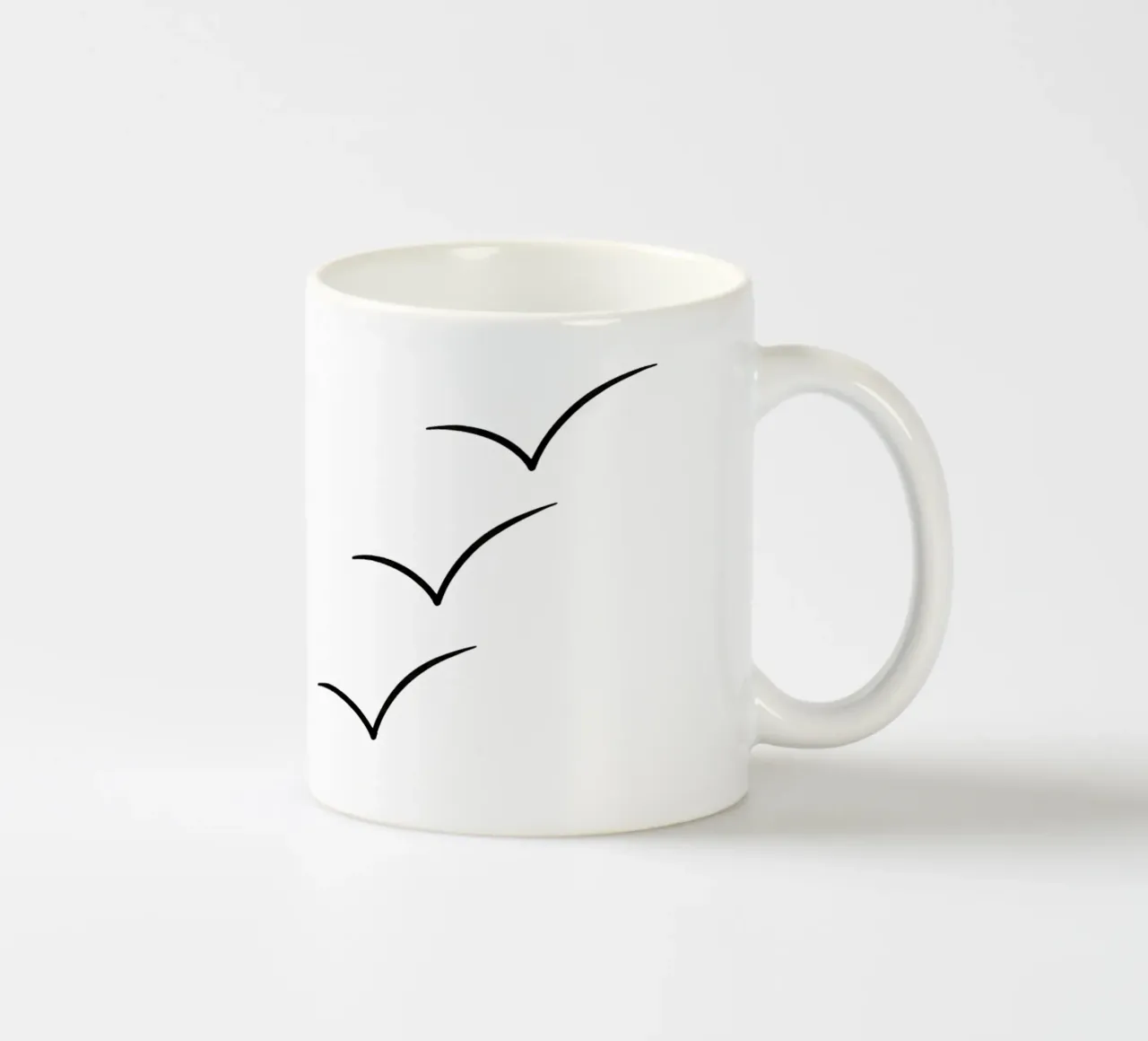 Lijn Art Zeemeeuwen over de Zee Minimalistische Vogelafbeelding keramische mok van Bold & Simple