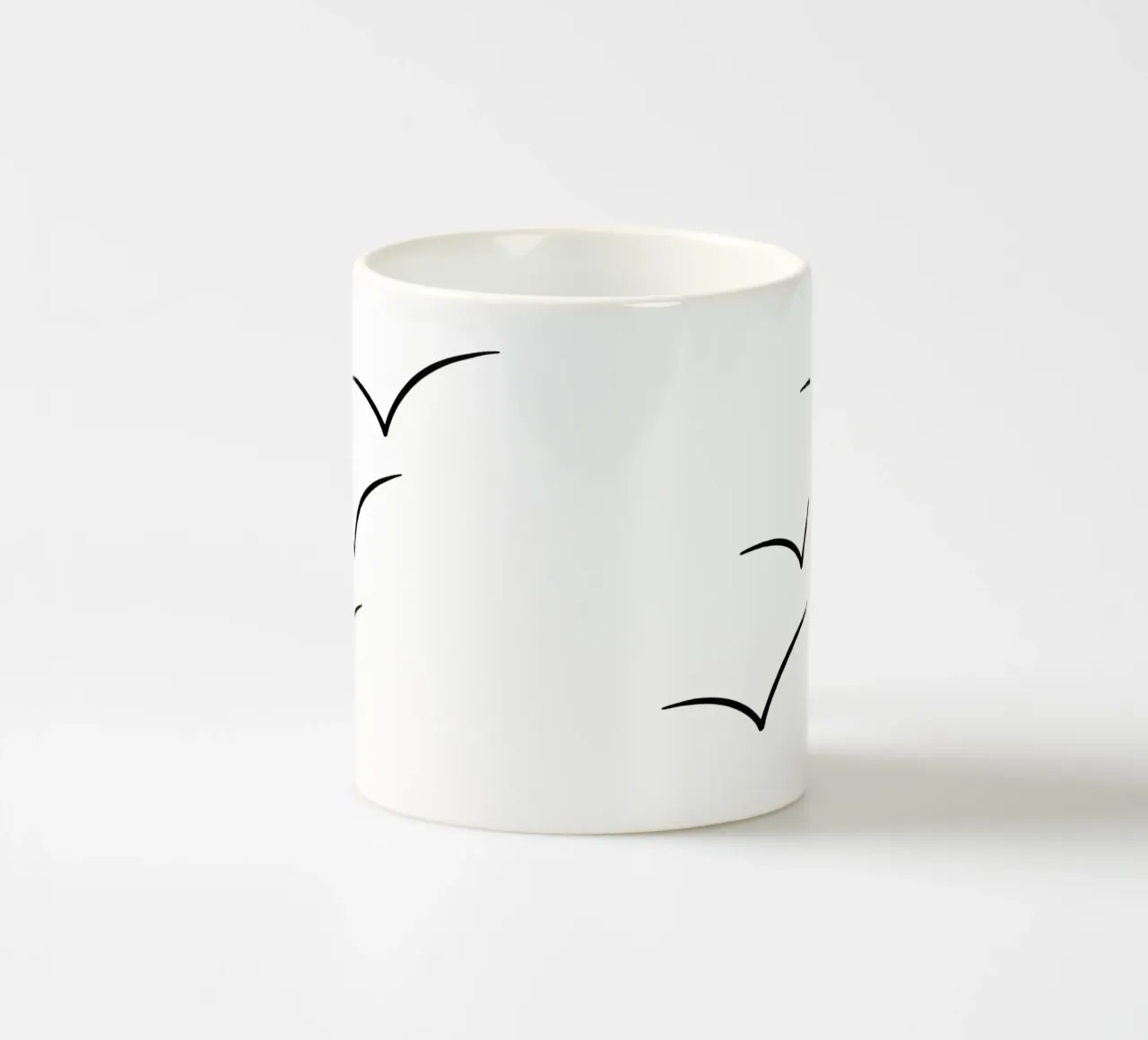 Lijn Art Zeemeeuwen over de Zee Minimalistische Vogelafbeelding keramische mok van Bold & Simple