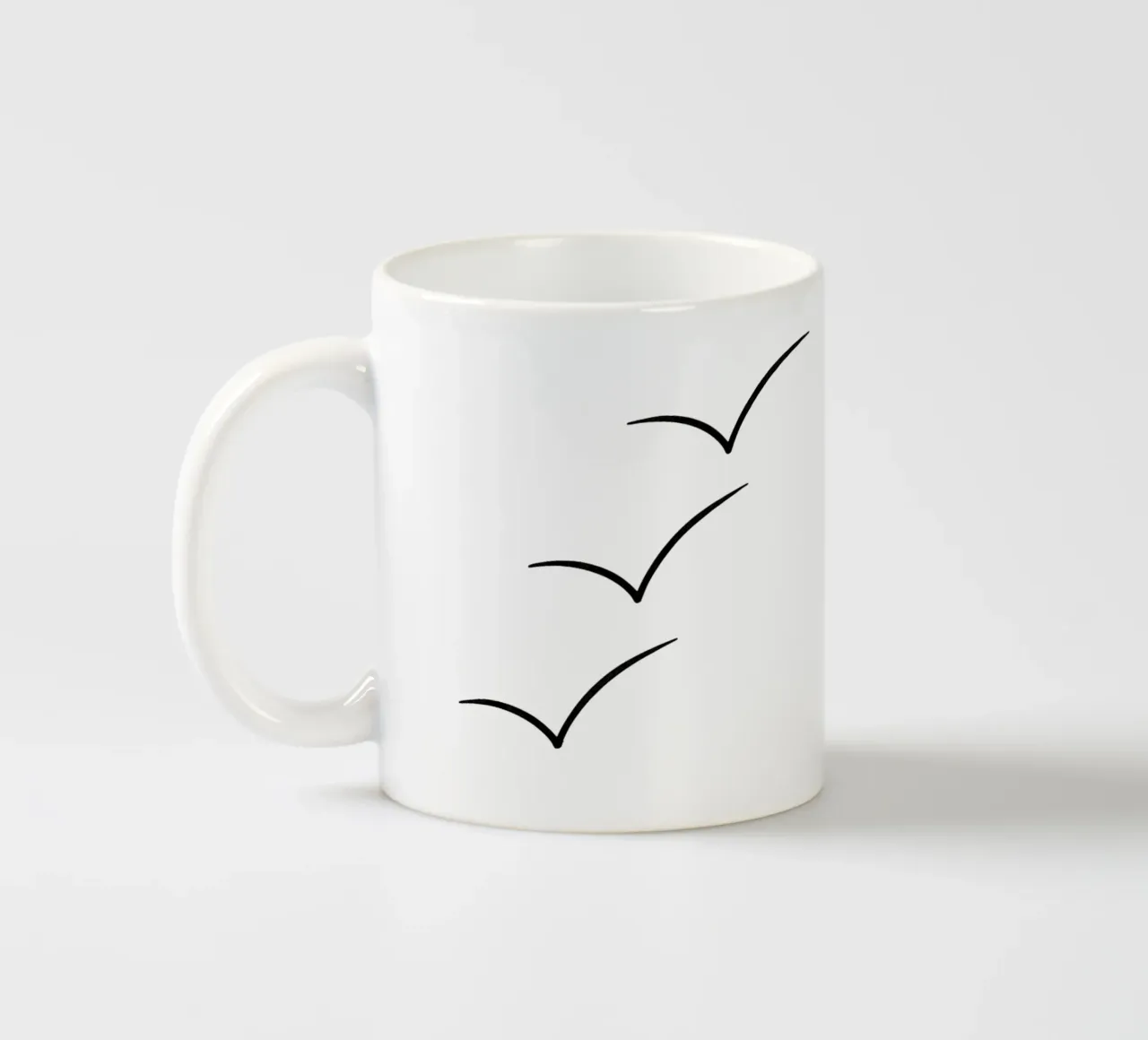 Lijn Art Zeemeeuwen over de Zee Minimalistische Vogelafbeelding keramische mok van Bold & Simple