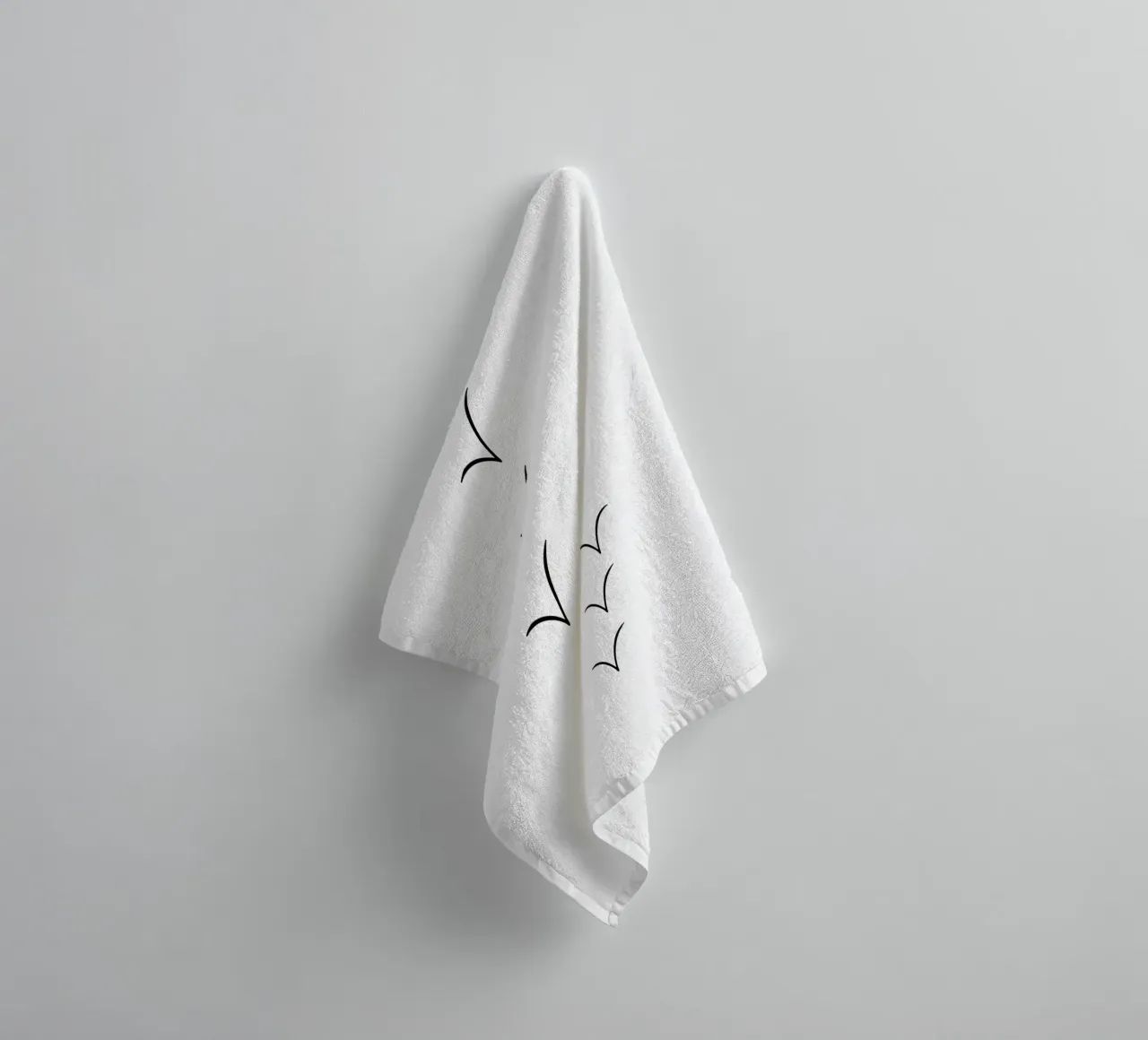 Lijn Art Zeemeeuwen over de Zee Minimalistische Vogelafbeelding badhanddoek van Bold & Simple