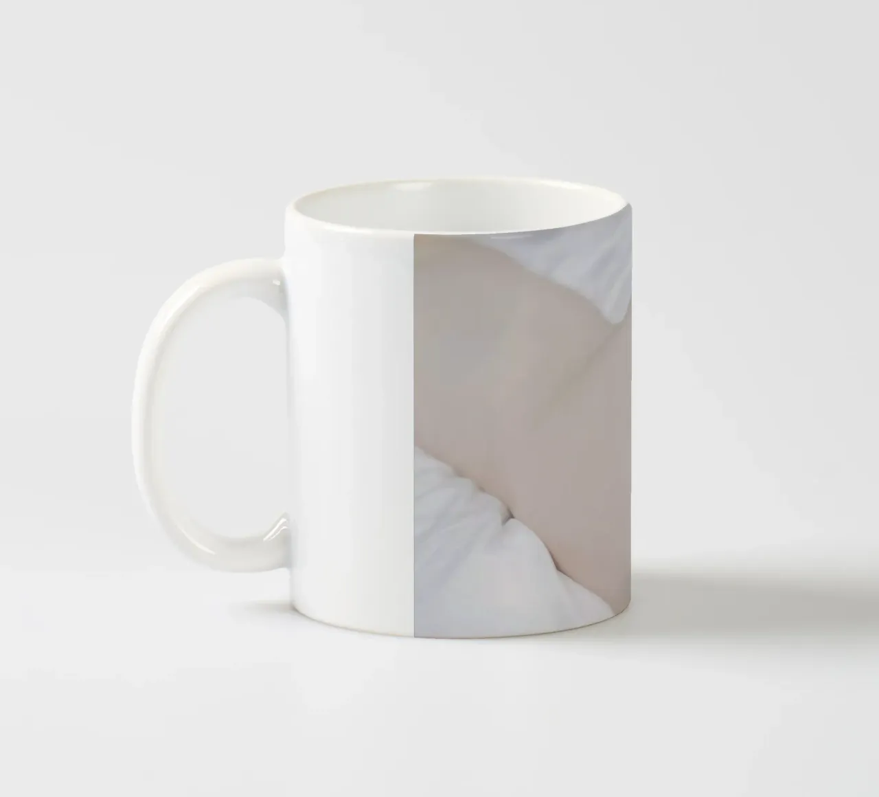 The Silkmoth 8 tazza in ceramica da Paul Aidan Perry