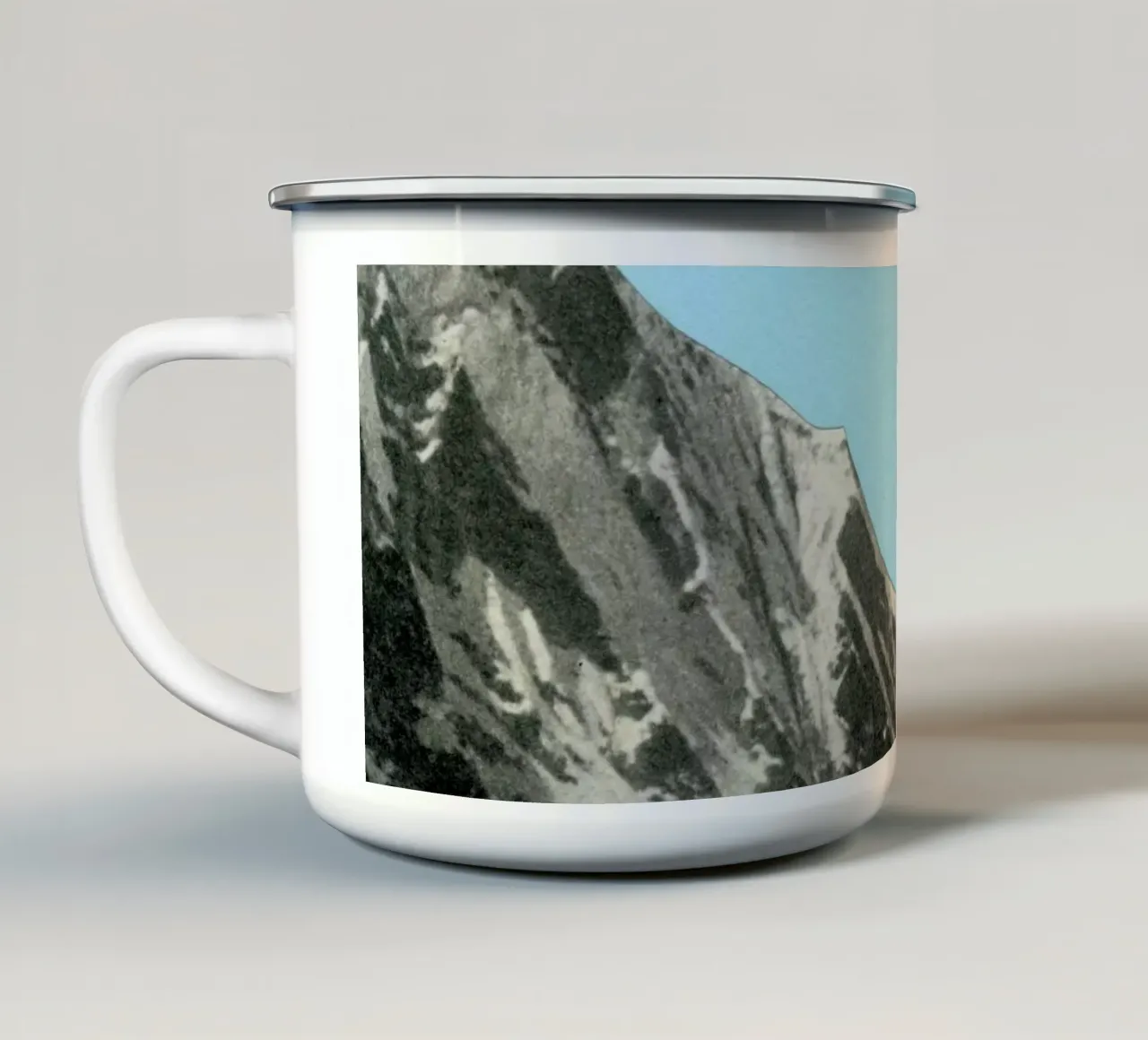 Cieli blu tazza in smalto da Cassia Beck Collage