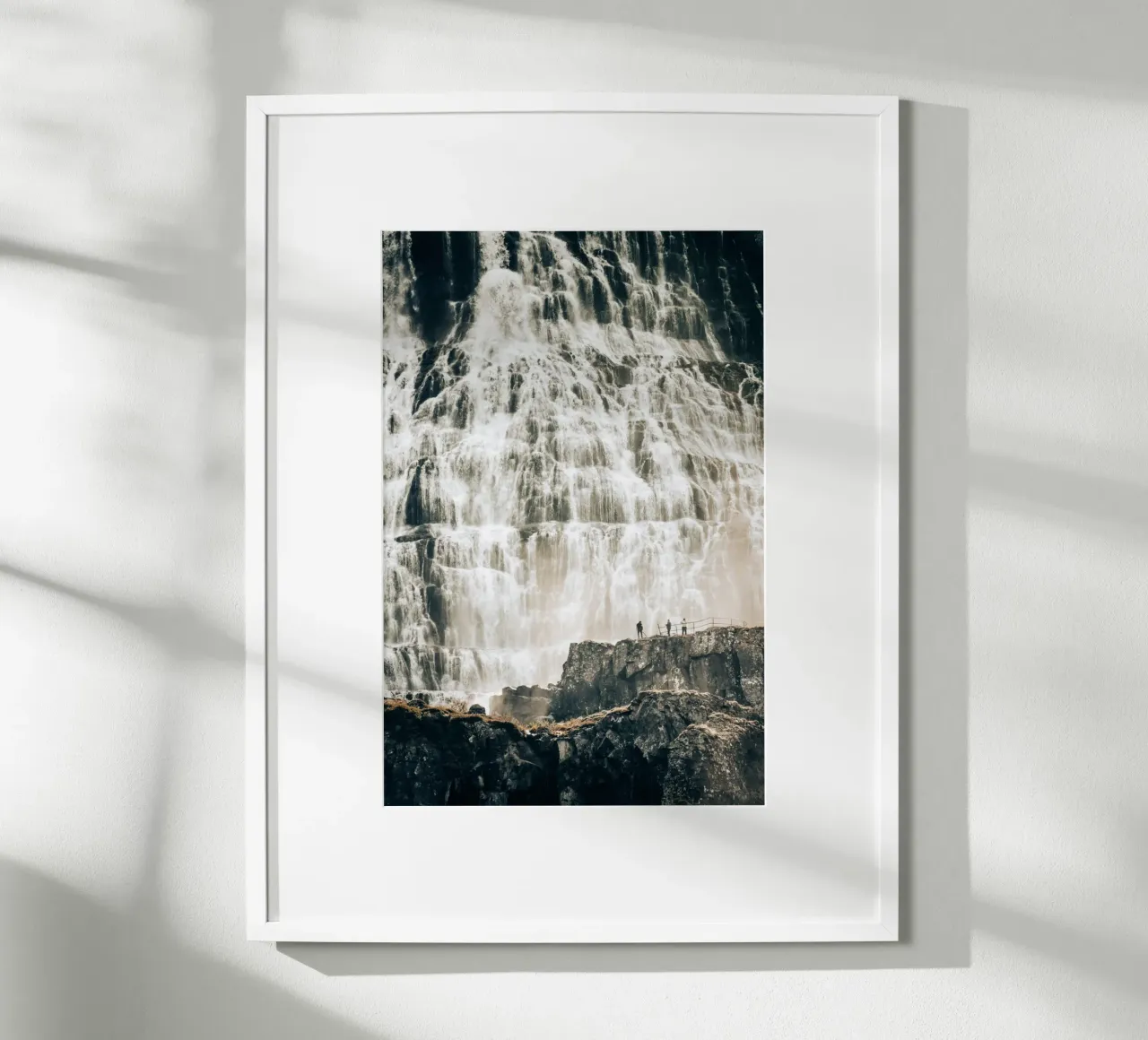 WasserWand - Island Poster mit Holzrahmen von stine wiemann