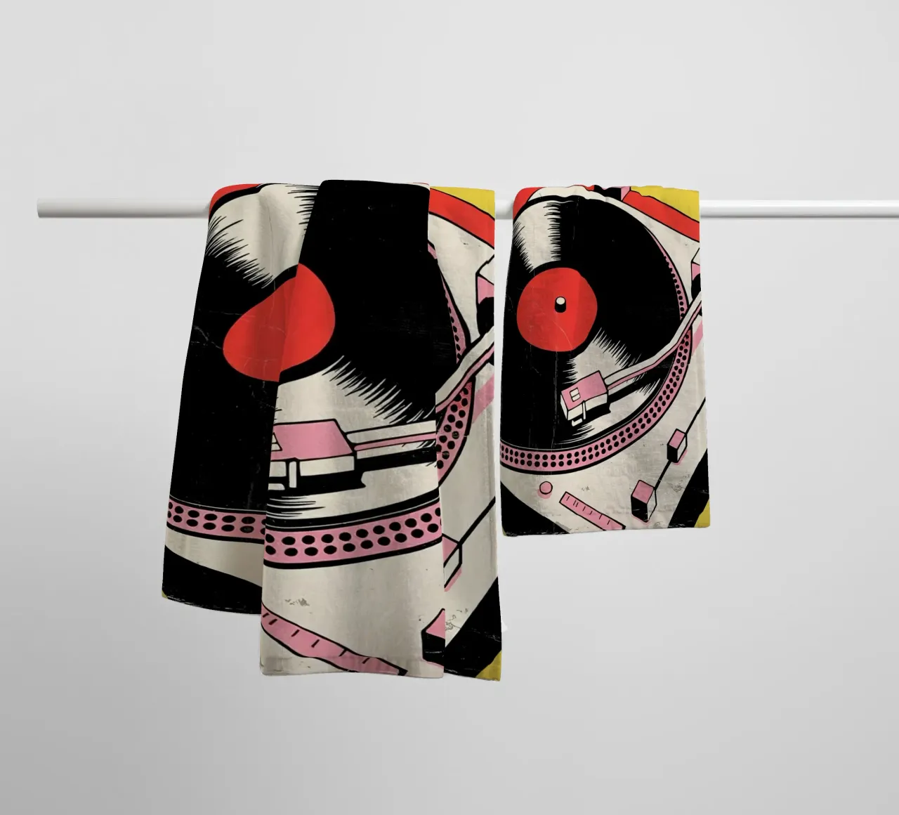 Giradischi retrò in stile pop art colorato asciugamano da bagno da Plain Thoughts