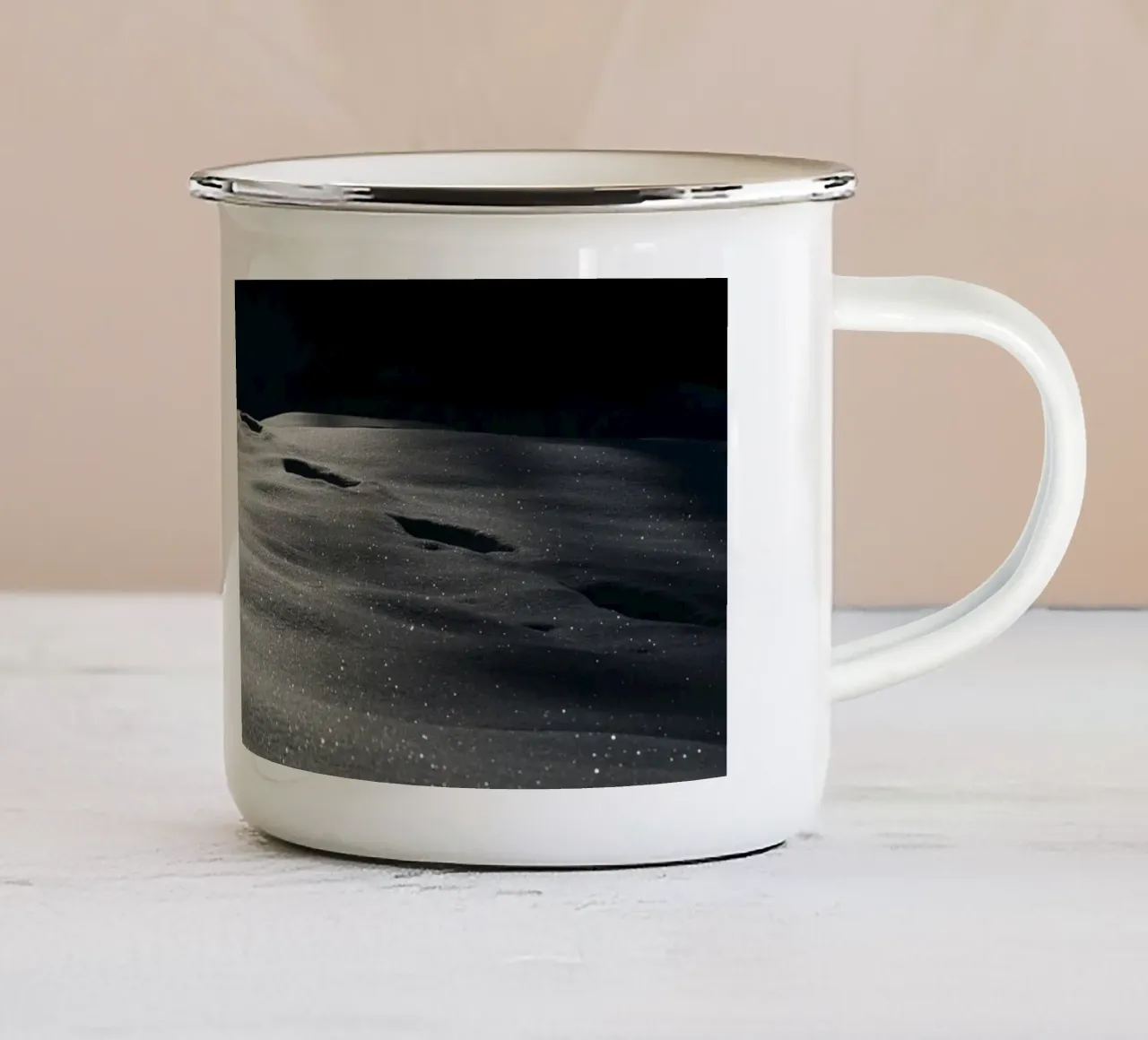 Tracce silenziose nella neve fresca e scintillante tazza in smalto da Romy Mueller Waterworld