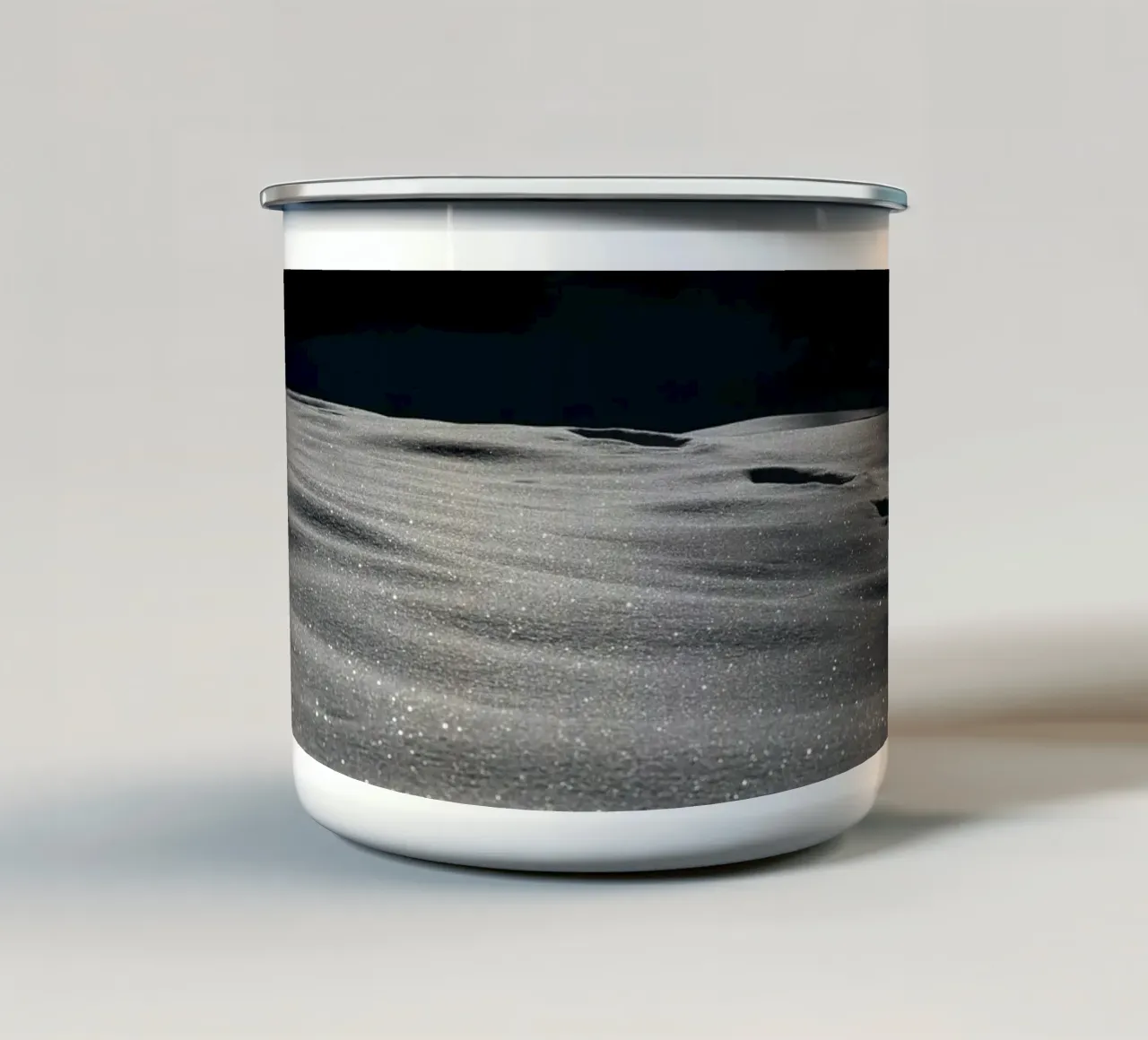 Tracce silenziose nella neve fresca e scintillante tazza in smalto da Romy Mueller Waterworld