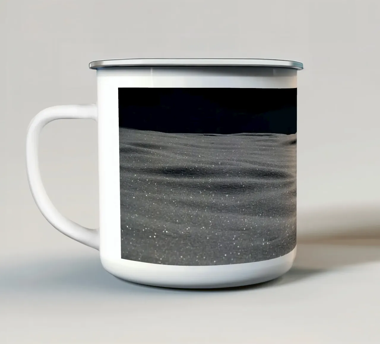 Tracce silenziose nella neve fresca e scintillante tazza in smalto da Romy Mueller Waterworld