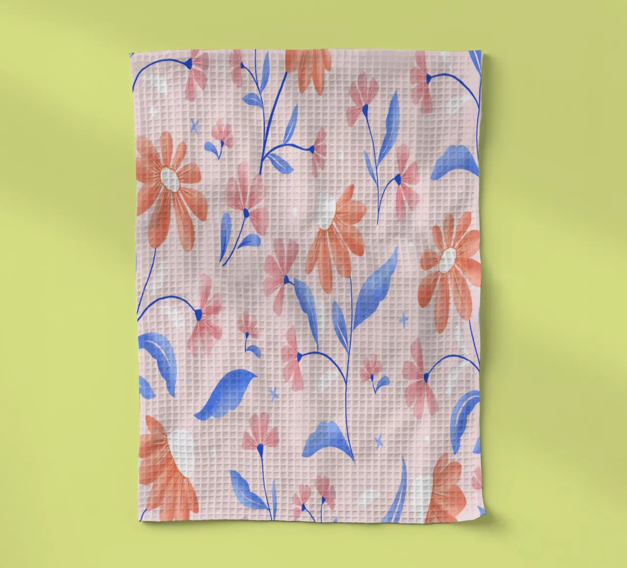 Gebloemd lentepatroon in perzikkleur met contrasterend blauw theedoek van CalliLetters