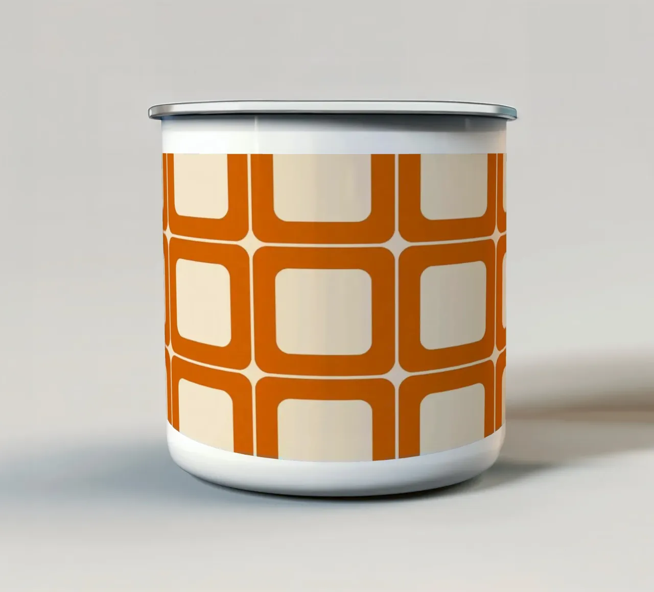 Quadrati arancioni retrò 60s Vibes tazza in smalto da Timeless moderna