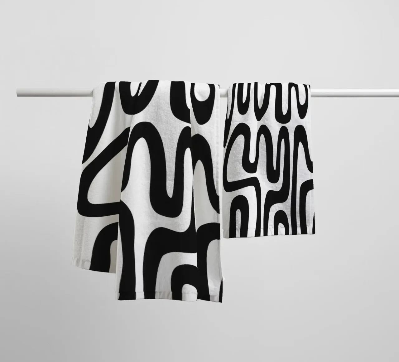 Looped Lines - Abstrakt Minimal Schwarz Weiß Handtuch von Petra Lang - Design