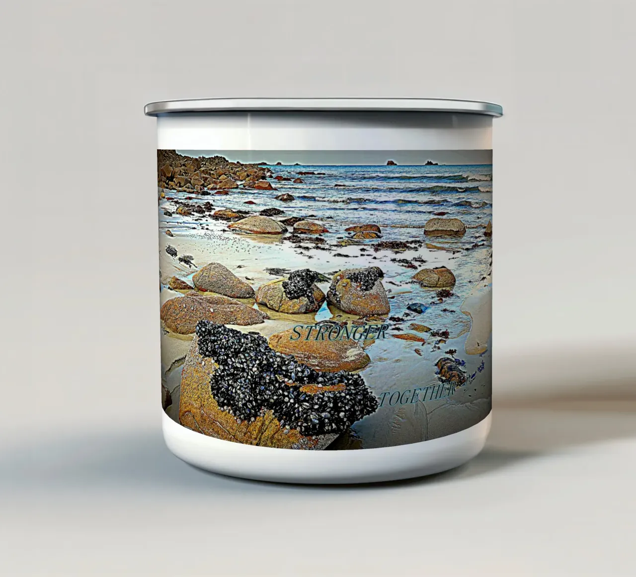 PIÙ FORTI INSIEME. tazza in smalto da TYPOGRAPHY BY THIERRY VOBMANN