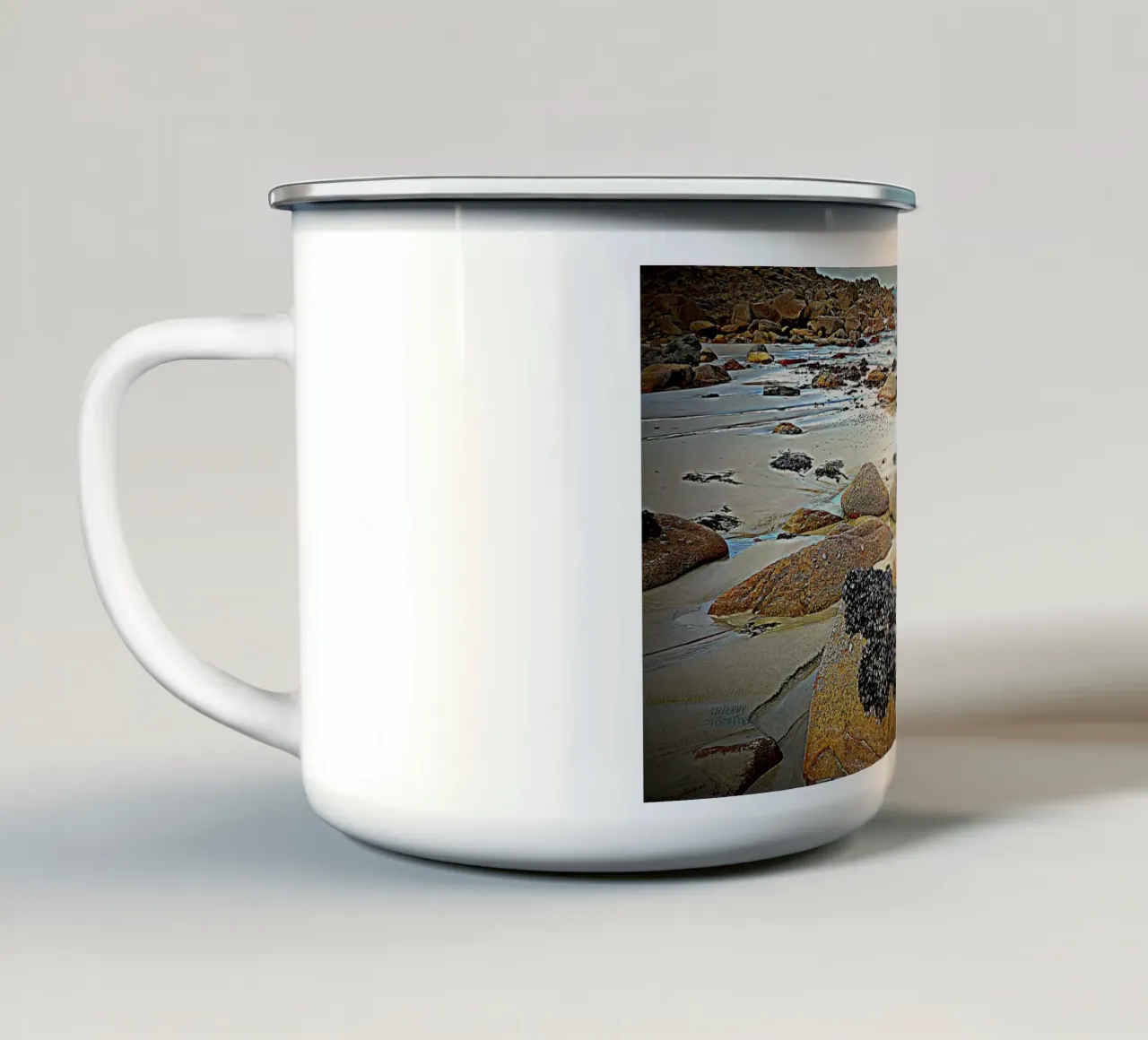 PIÙ FORTI INSIEME. tazza in smalto da TYPOGRAPHY BY THIERRY VOBMANN