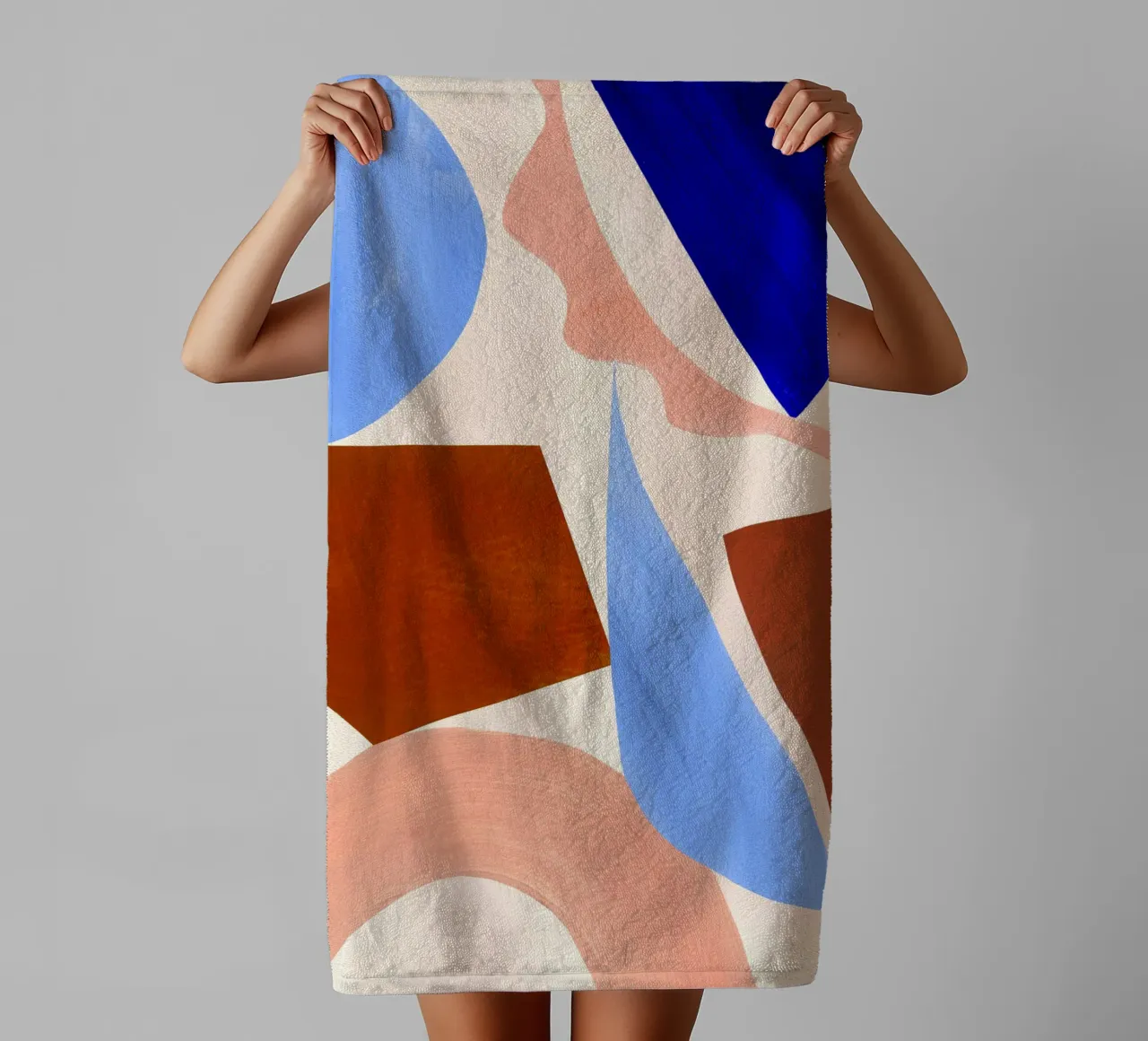 Blauw en bruin abstracte print badhanddoek van Violets Print House