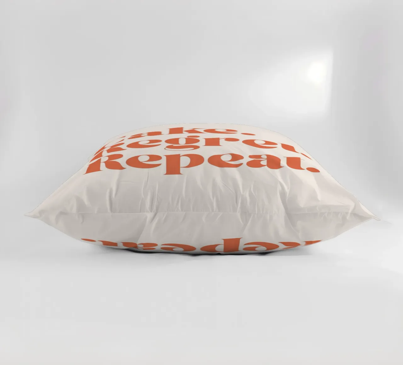 Cake Regret Repeat – Quote Print cuscino da Imaginative Quotes