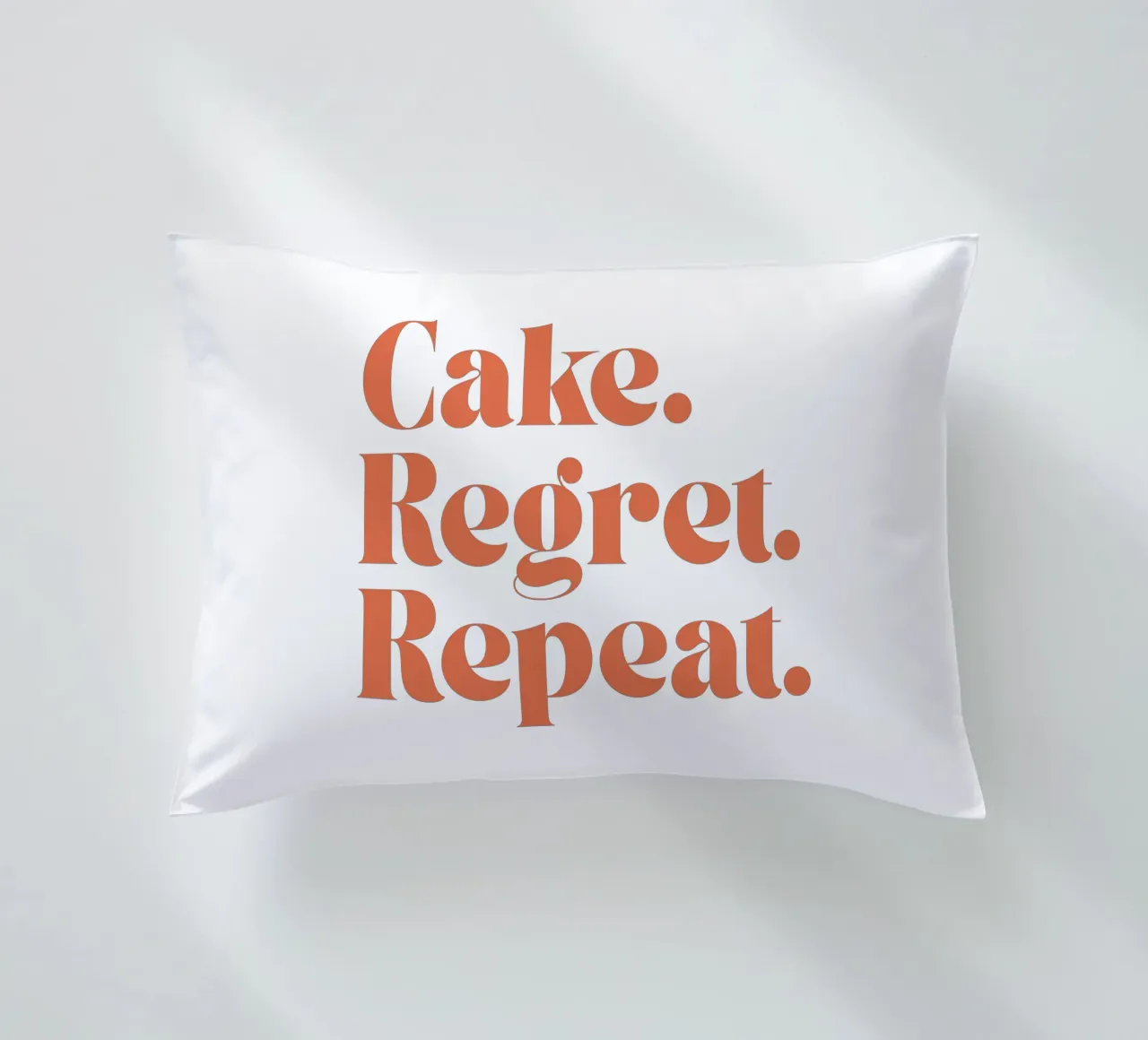 Cake Regret Repeat – Quote Print cuscino da Imaginative Quotes