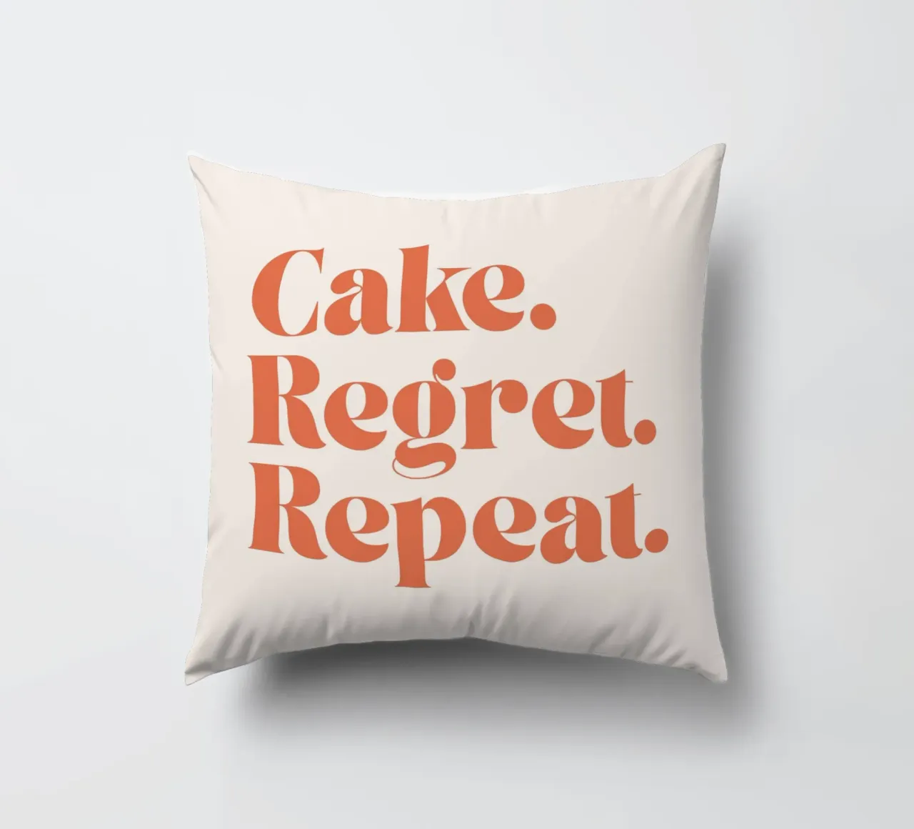Cake Regret Repeat – Quote Print cuscino da Imaginative Quotes