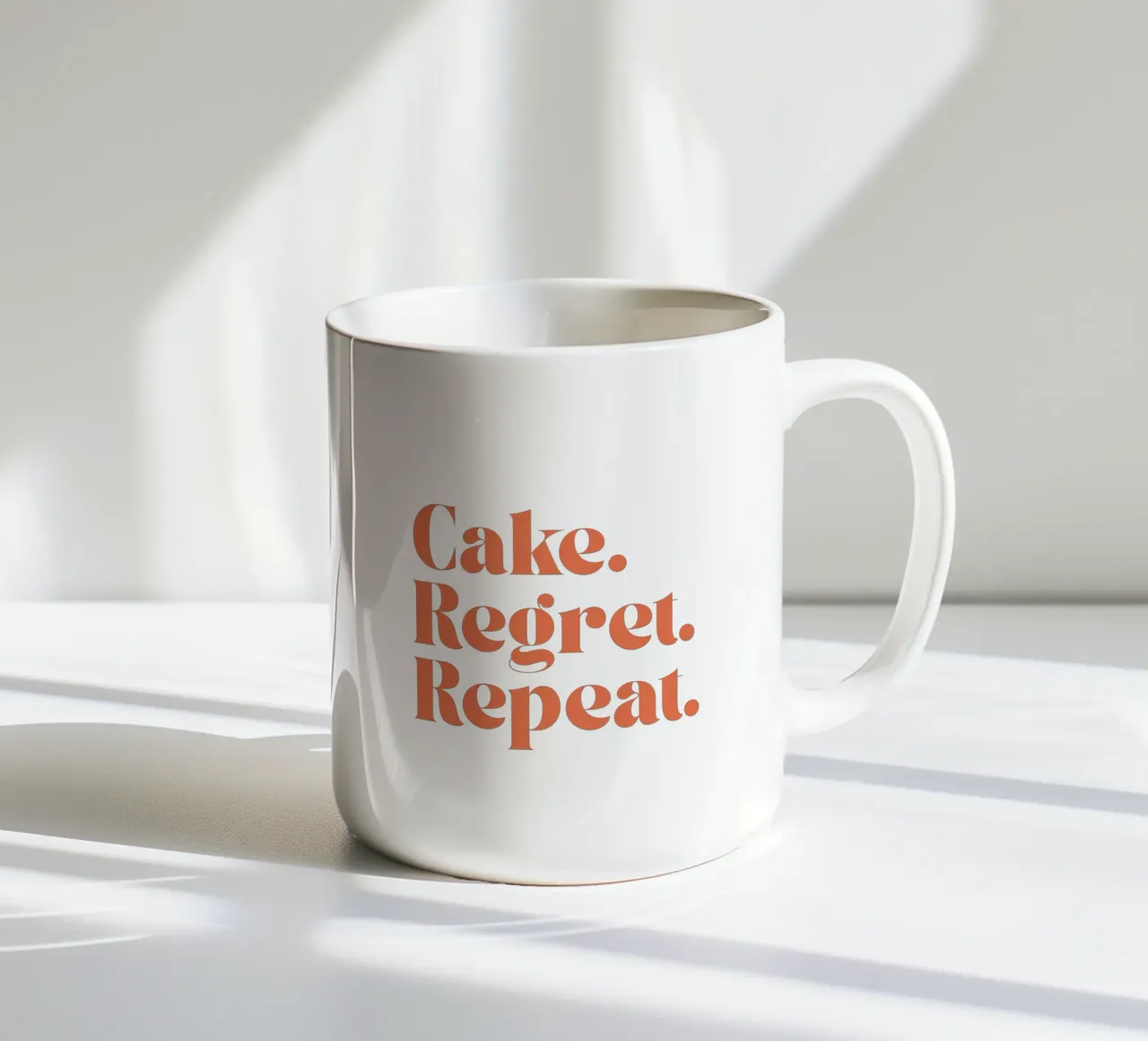 Cake Regret Repeat – Quote Print tazza in ceramica da Imaginative Quotes