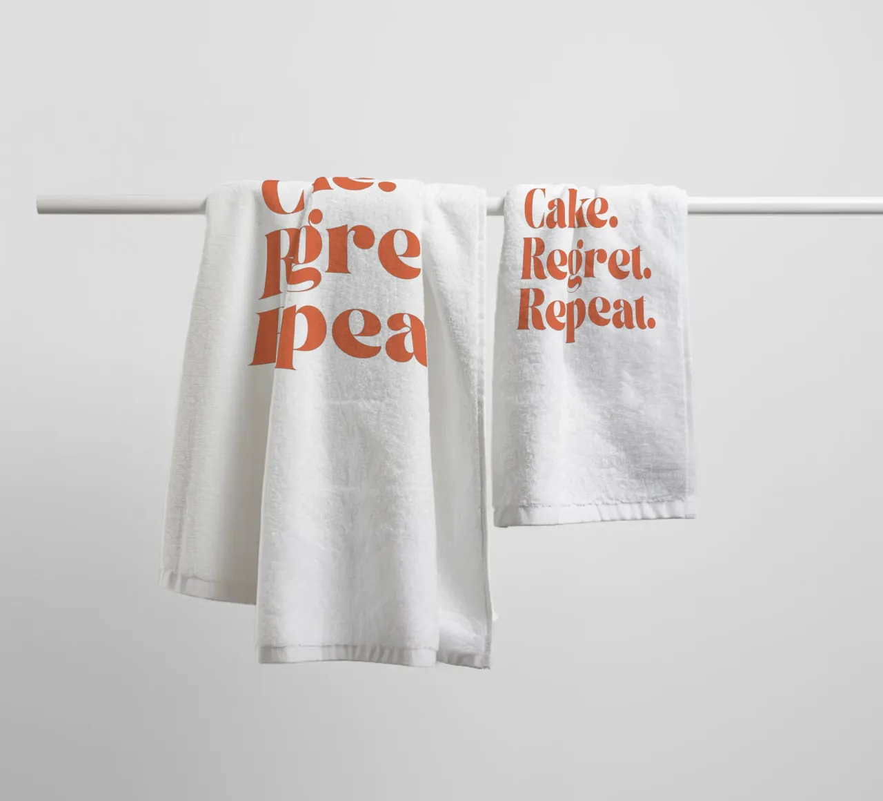 Cake Regret Repeat – Quote Print asciugamano da bagno da Imaginative Quotes