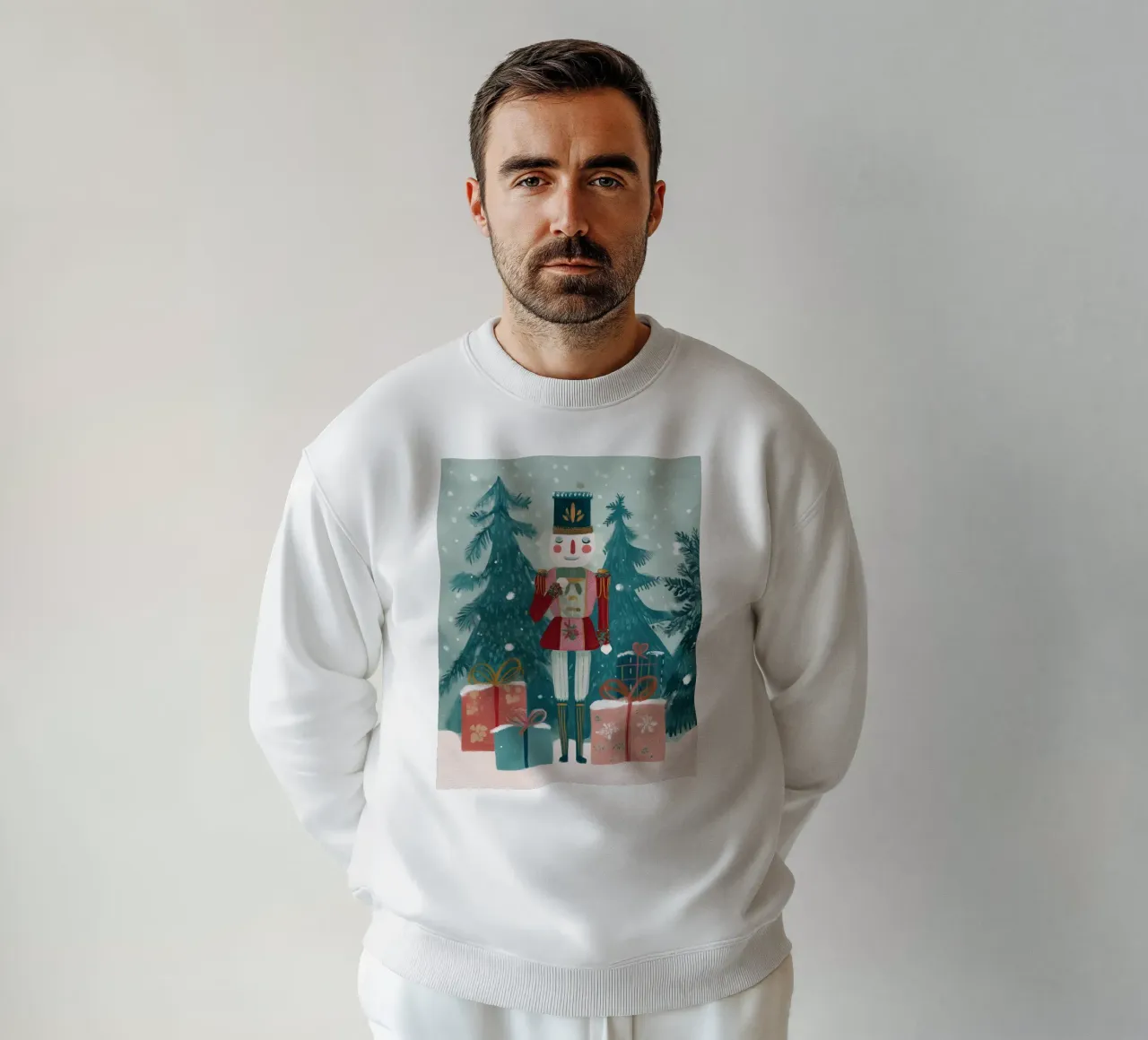 Schiaccianoci in piedi tra i regali in una foresta innevata felpa da Holiday Hearth Prints