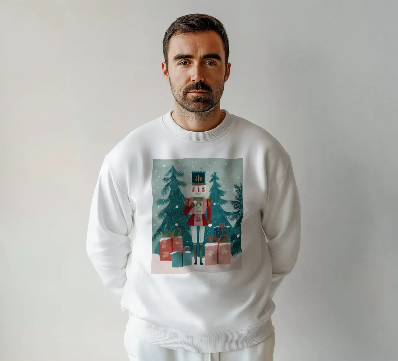 Schiaccianoci in piedi tra i regali in una foresta innevata felpa da Holiday Hearth Prints