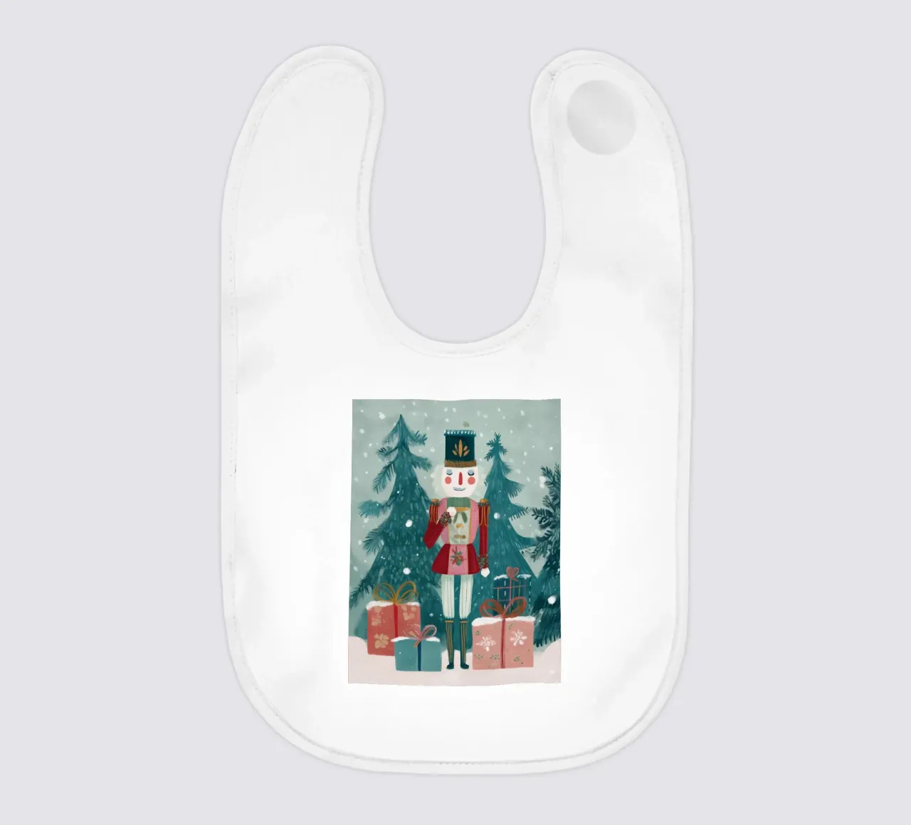 Schiaccianoci in piedi tra i regali in una foresta innevata bavaglino da Holiday Hearth Prints