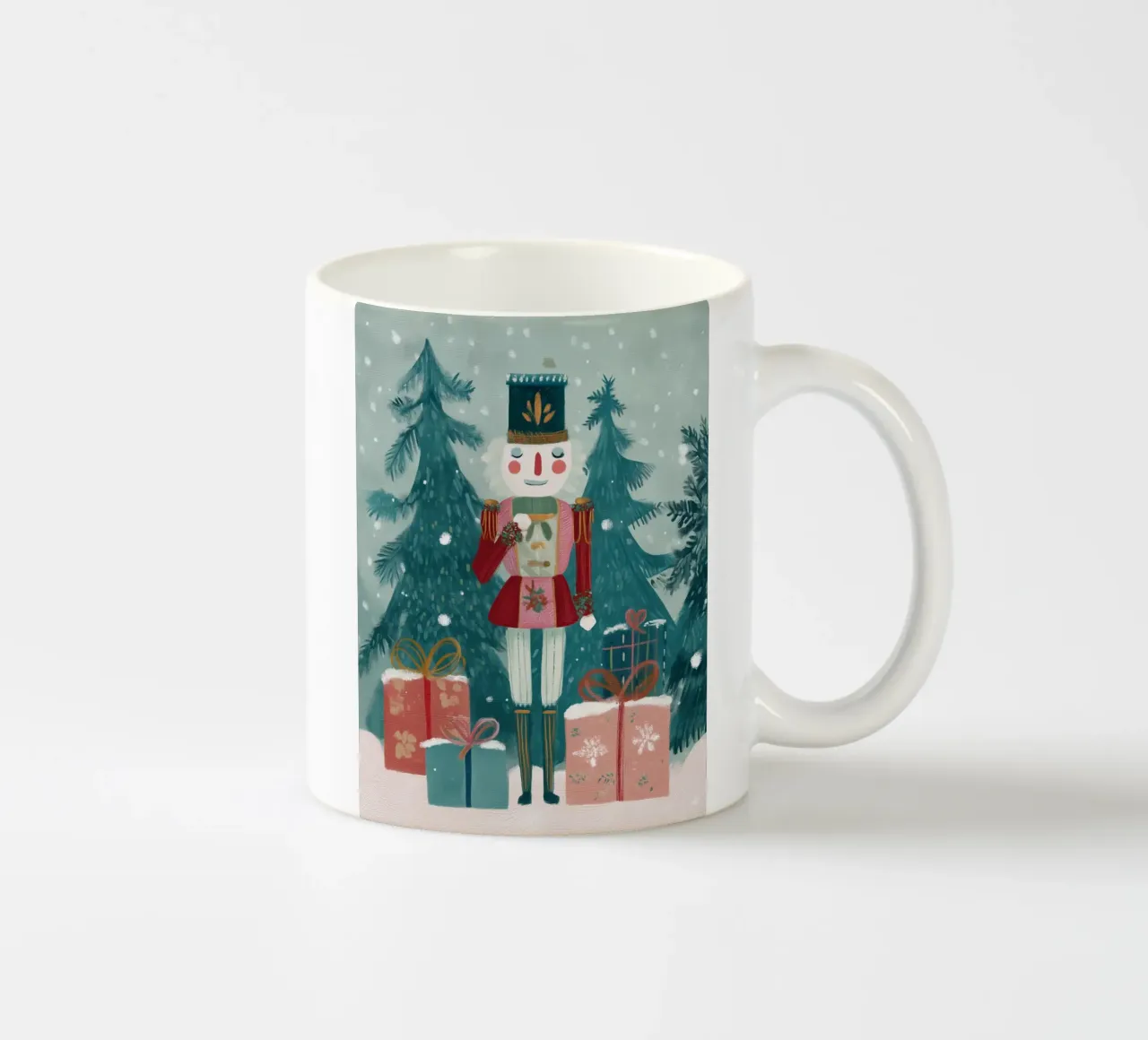 Schiaccianoci in piedi tra i regali in una foresta innevata tazza in ceramica da Holiday Hearth Prints