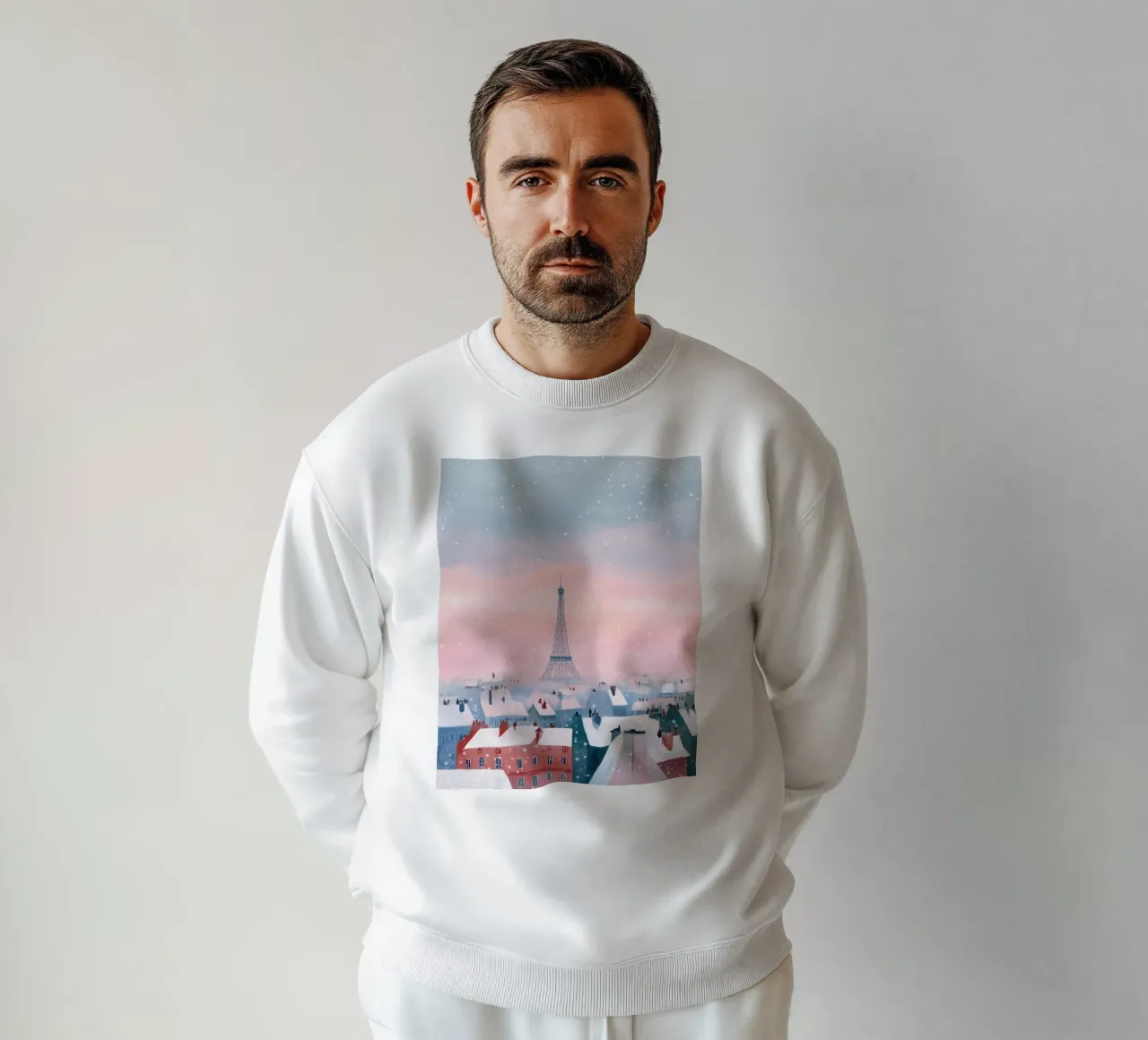 L'inverno a Parigi I tetti innevati e il bagliore della Torre Eiffel felpa da Holiday Hearth Prints