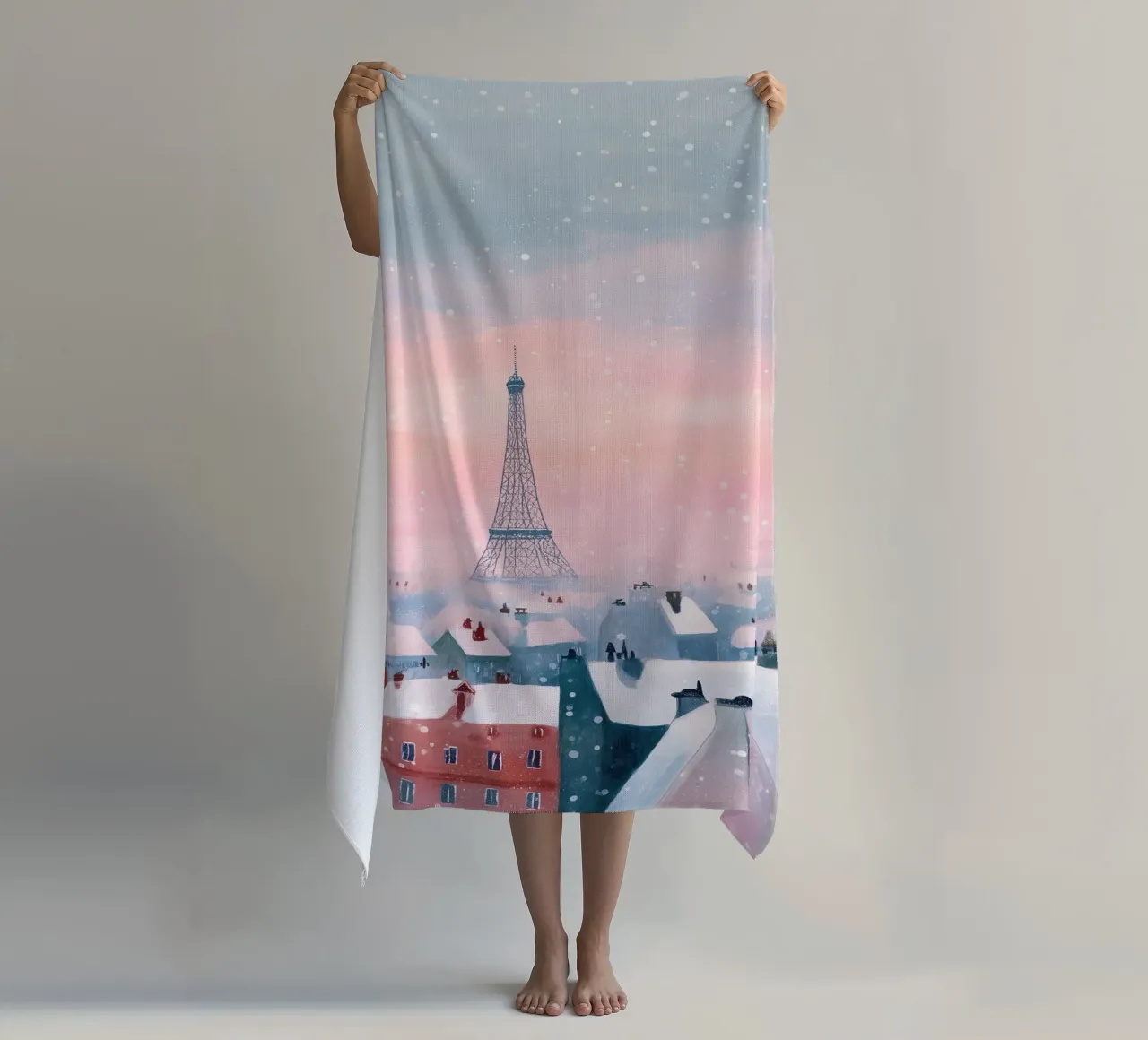 L'inverno a Parigi I tetti innevati e il bagliore della Torre Eiffel telo mare da Holiday Hearth Prints