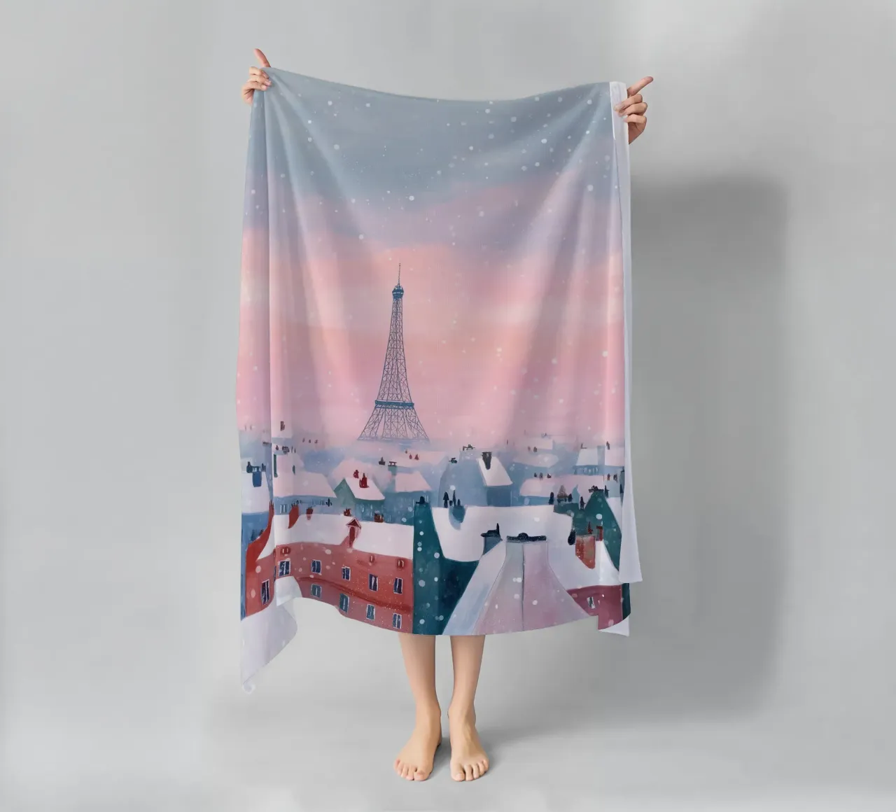 L'inverno a Parigi I tetti innevati e il bagliore della Torre Eiffel telo mare da Holiday Hearth Prints