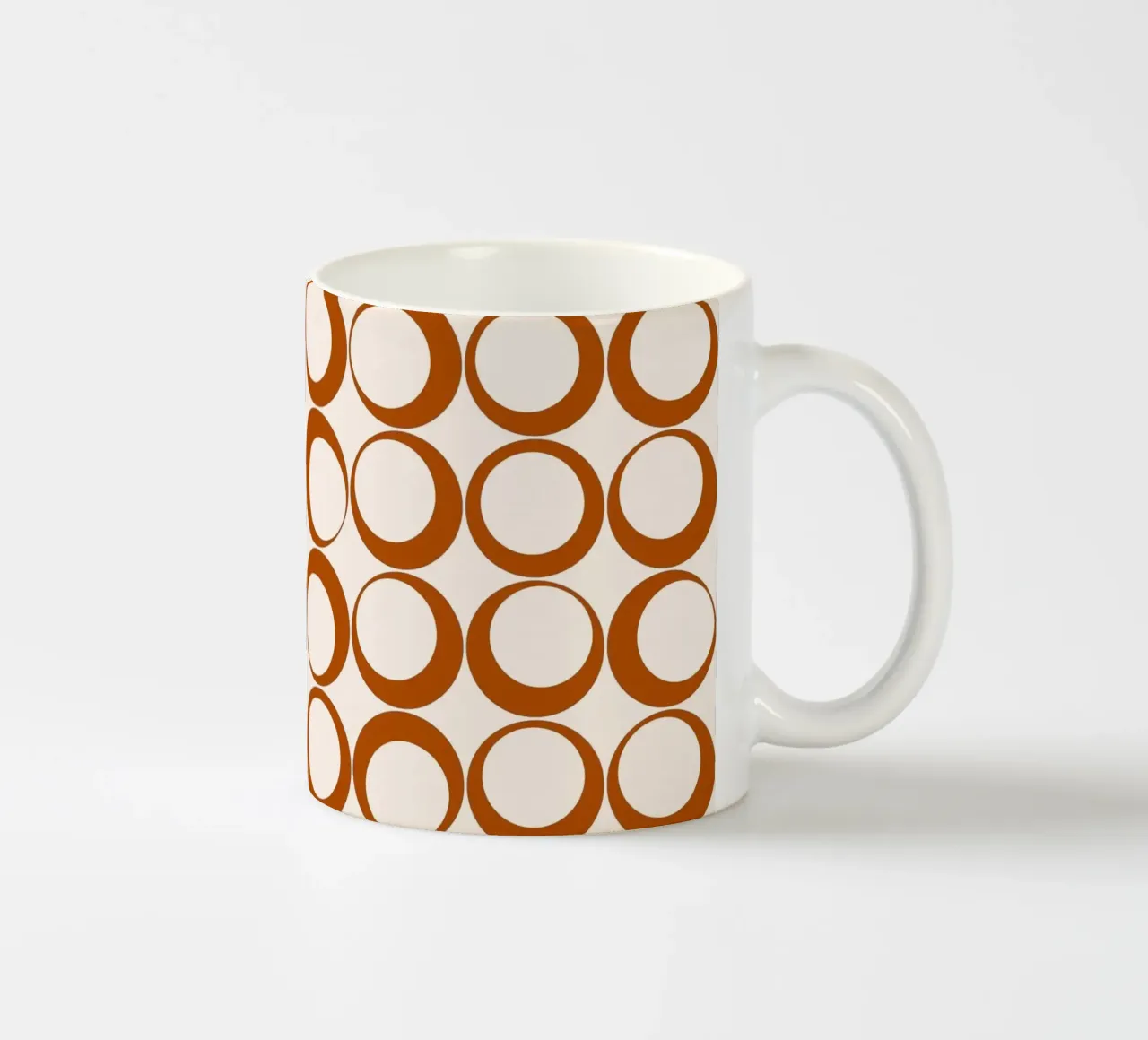 Vibrazioni nostalgiche dei loop retrò arancione bruciato tazza in ceramica da Timeless moderna