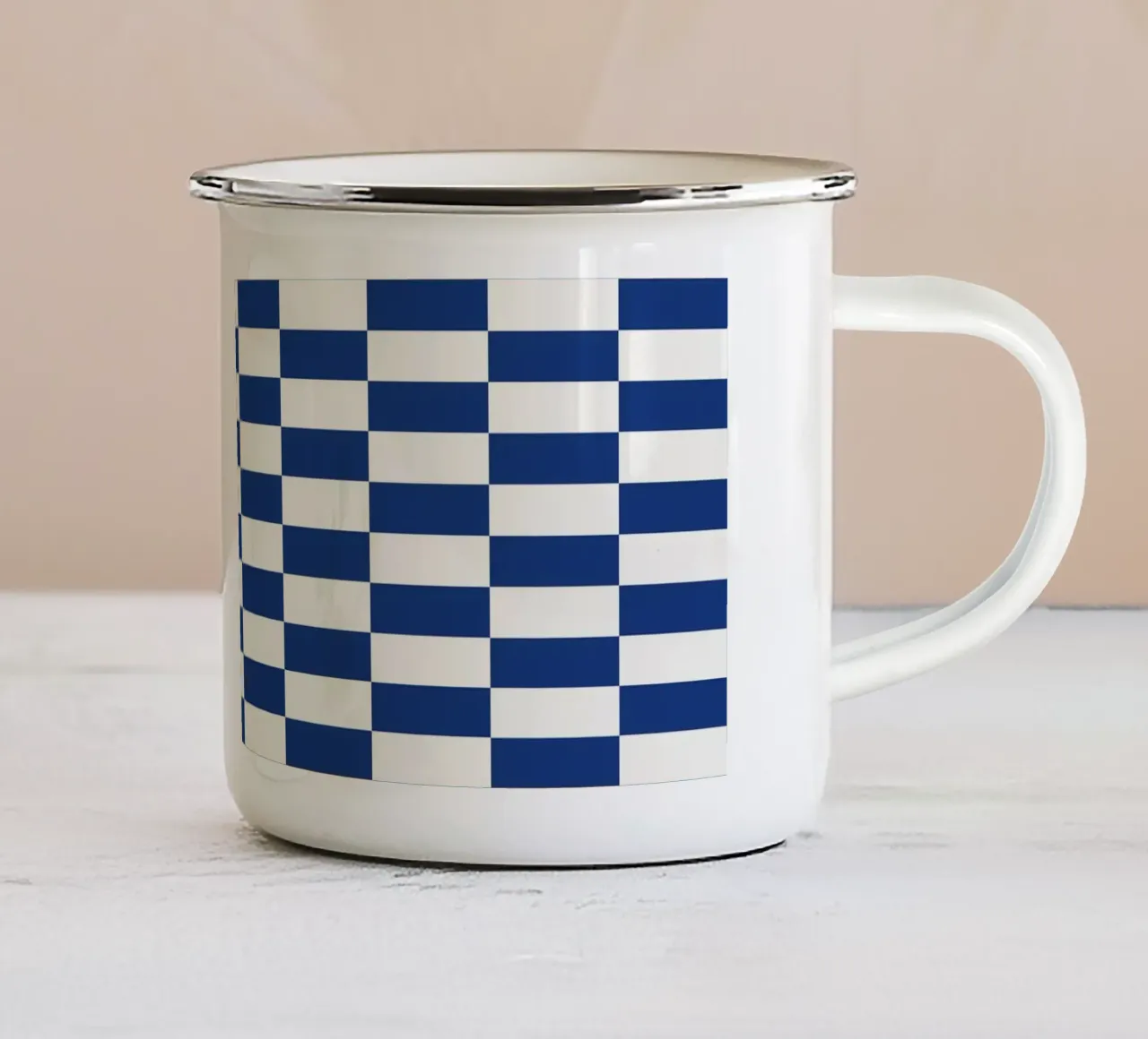 Strisce a quadri blu di metà secolo tazza in smalto da Timeless moderna