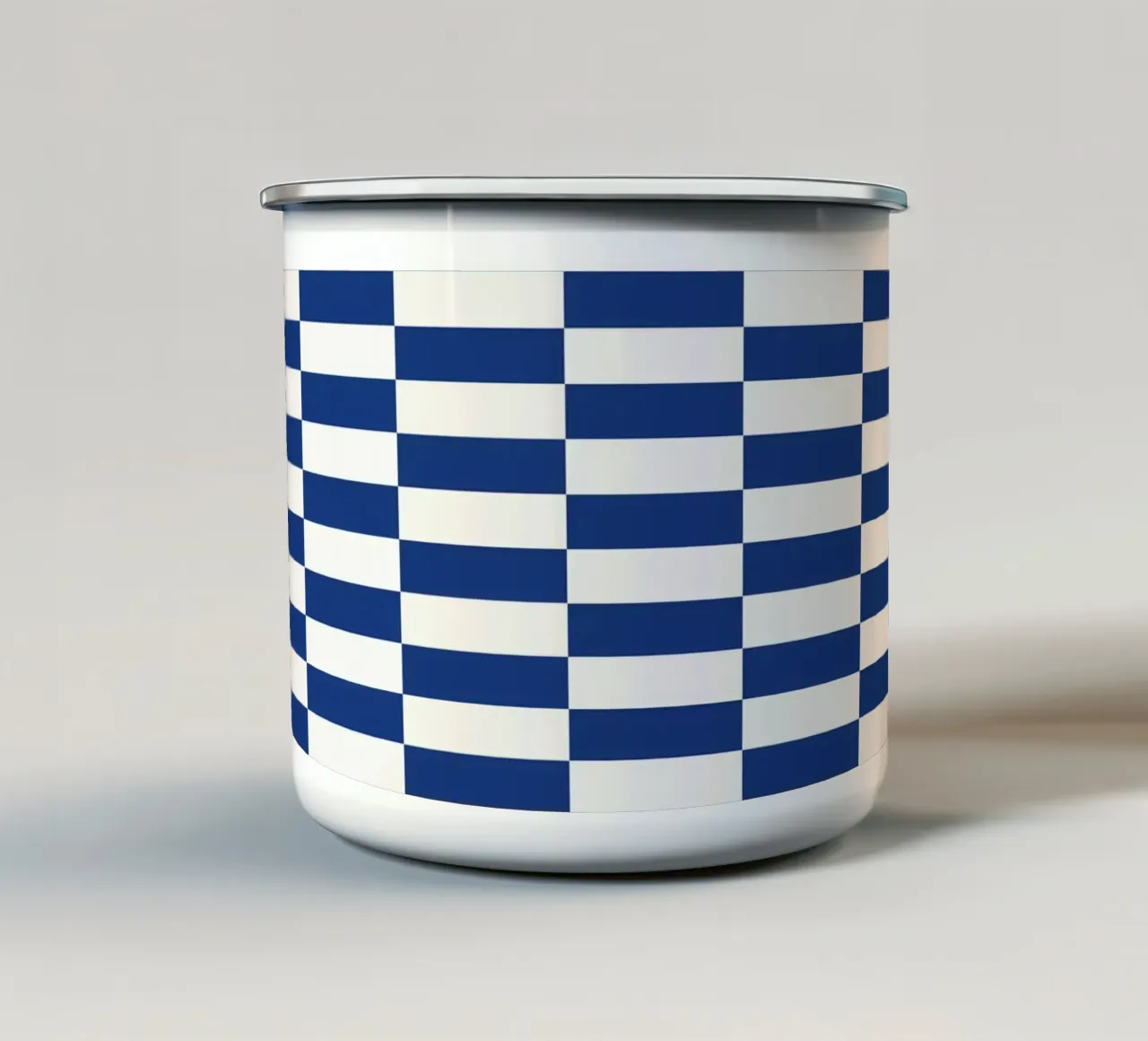 Strisce a quadri blu di metà secolo tazza in smalto da Timeless moderna