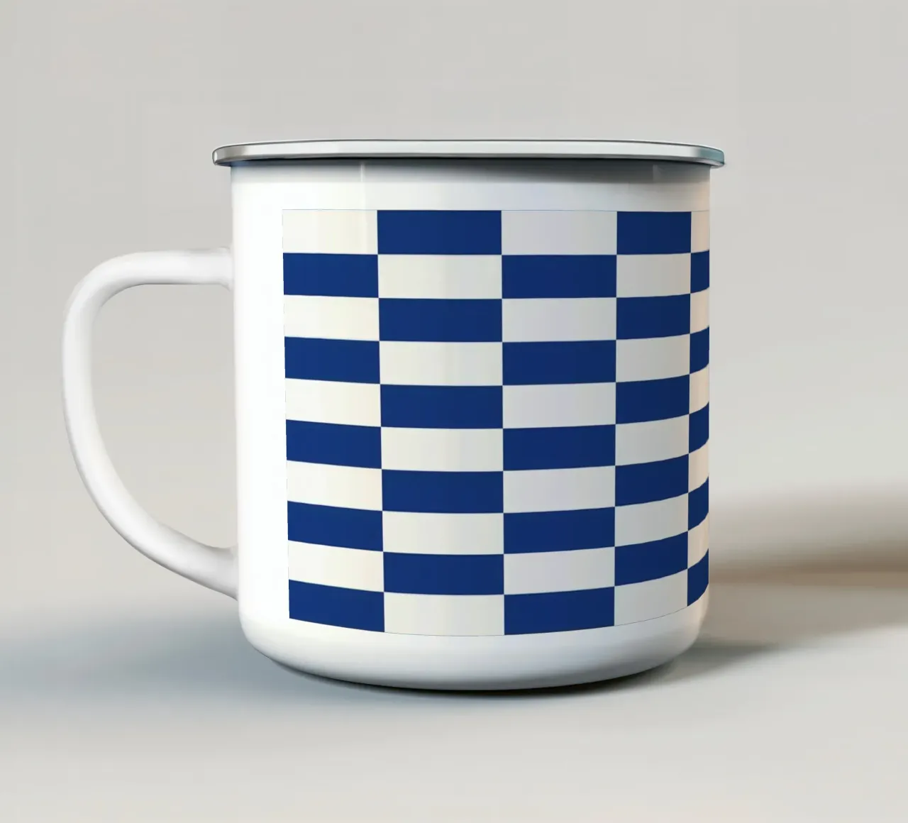 Strisce a quadri blu di metà secolo tazza in smalto da Timeless moderna