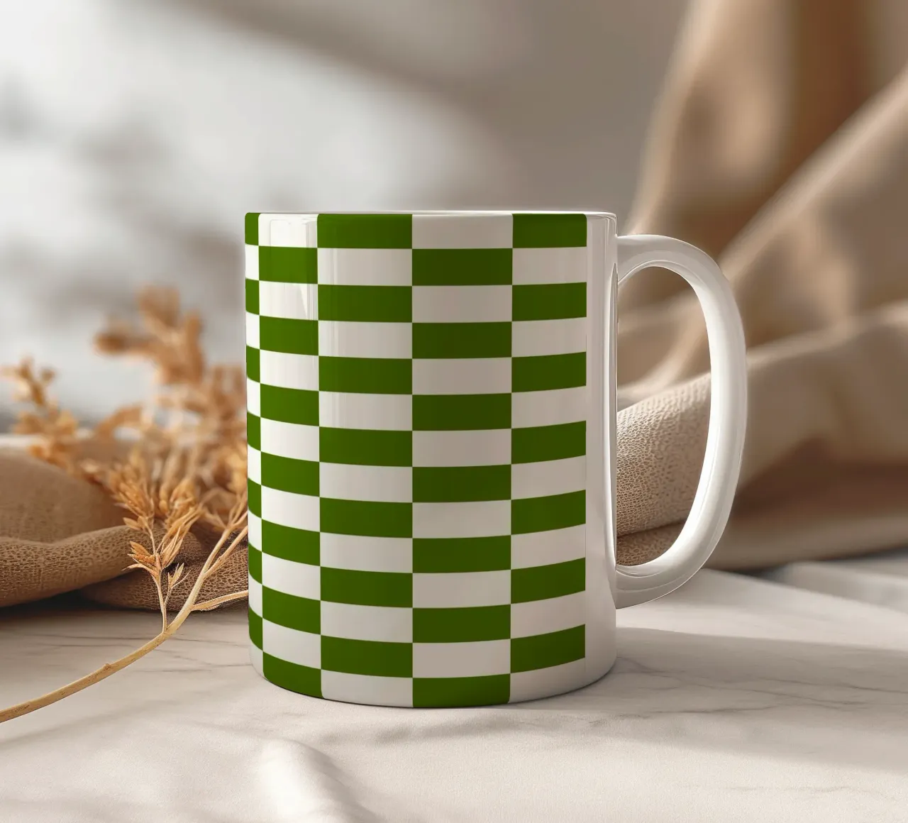 Strisce a quadri verdi di metà secolo tazza in ceramica da Timeless moderna