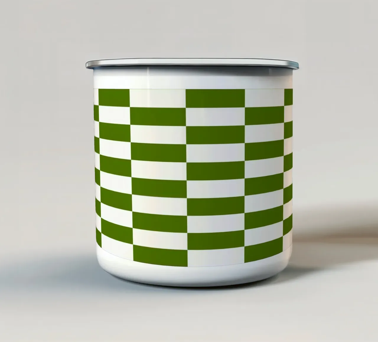 Strisce a quadri verdi di metà secolo tazza in smalto da Timeless moderna