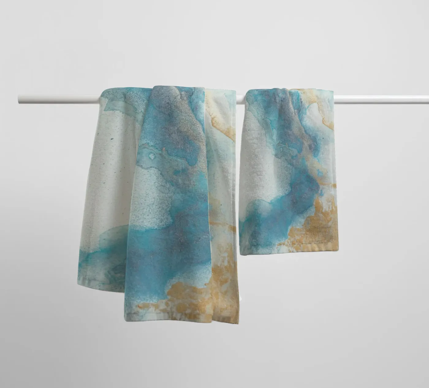Blauwe kust badhanddoek van Eva Nev Watercolor