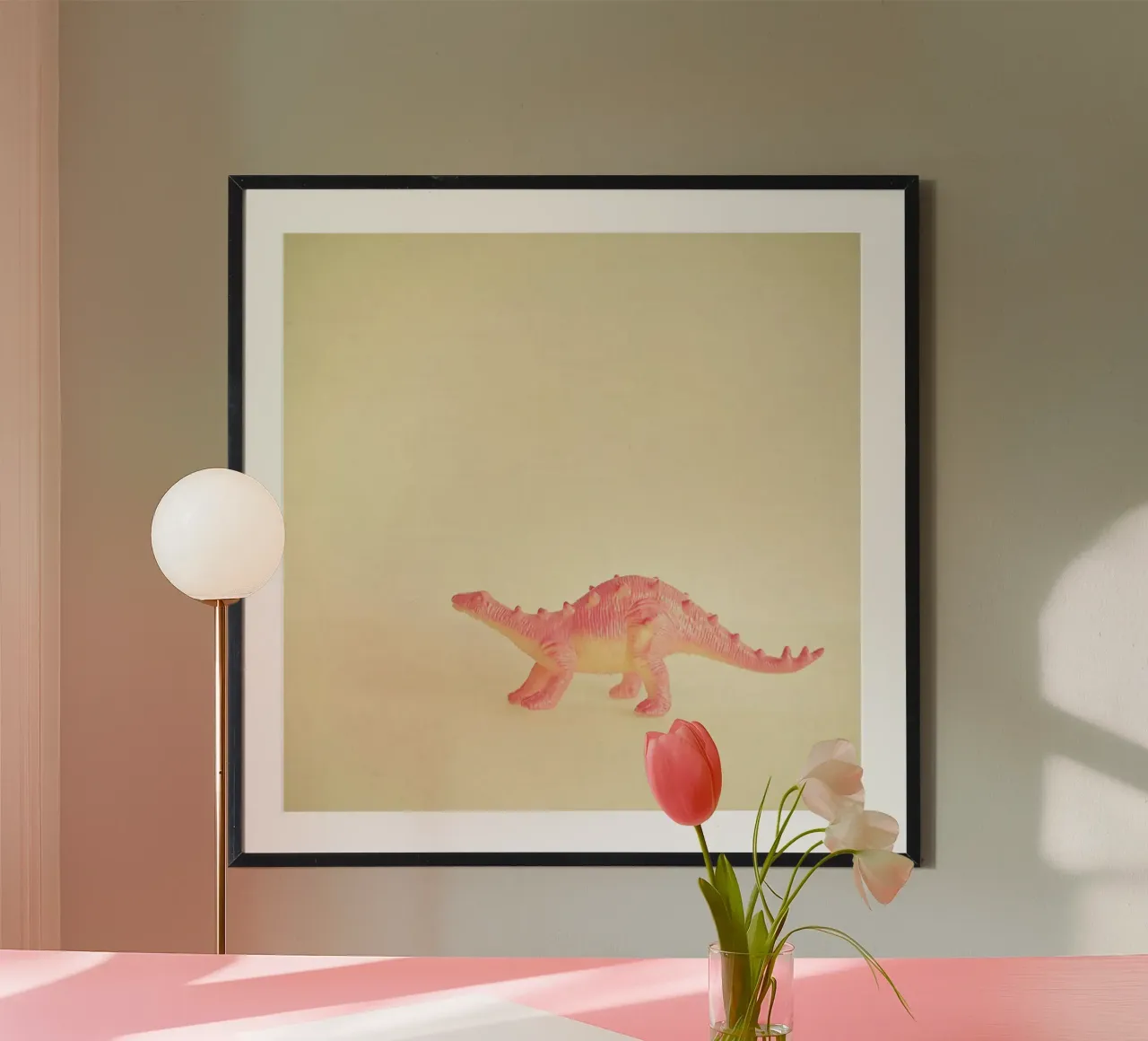 Dinosauro rosa poster con telaio in legno da Cassia Beck Photography