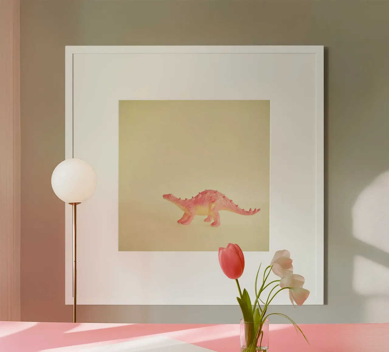 Dinosauro rosa poster con telaio in legno da Cassia Beck Photography