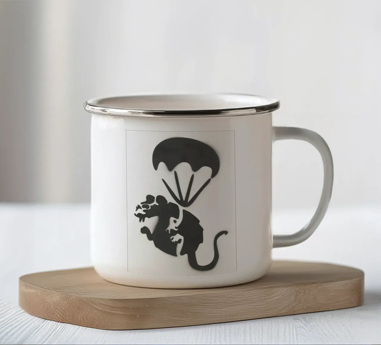 Ratto paracadutista tazza in smalto da Harmony Gallery