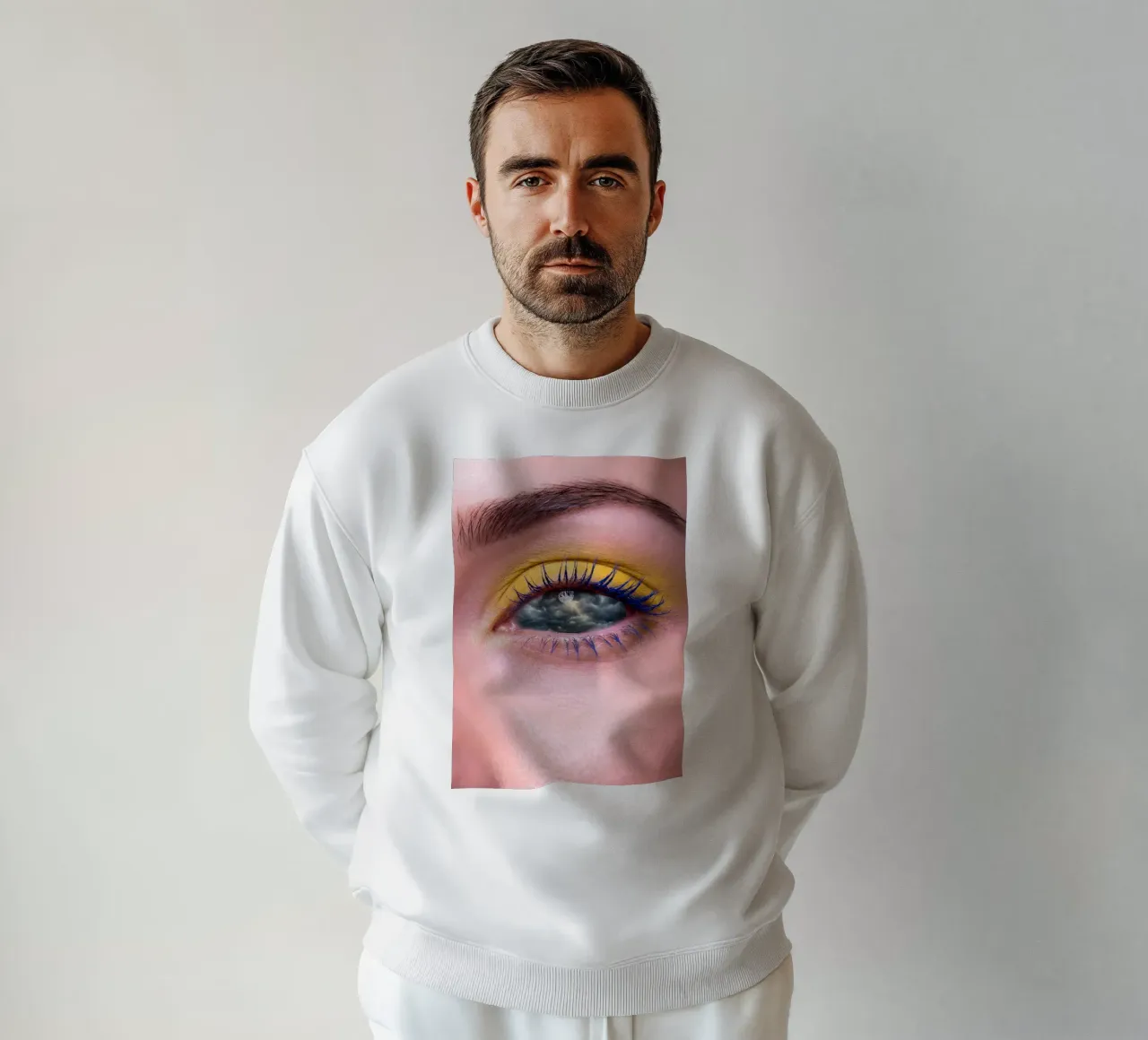 Storm in the Eye - Visione surreale con colori vivaci felpa da Cosmic Reverie Studio