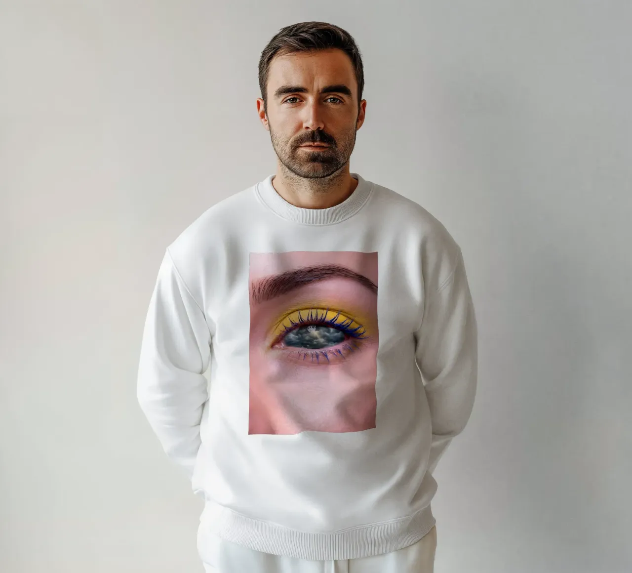 Storm in the Eye - Visione surreale con colori vivaci felpa da Cosmic Reverie Studio