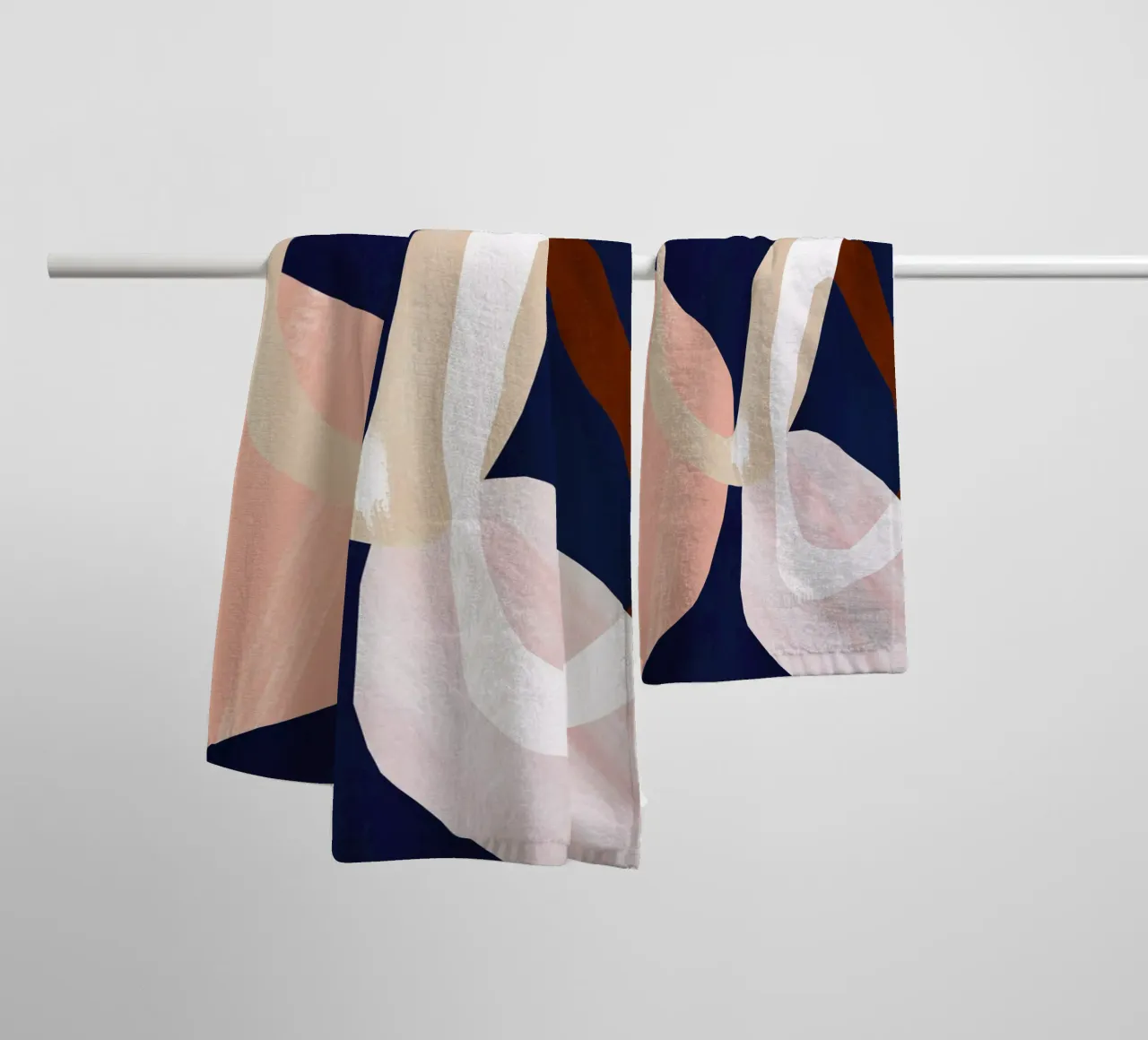 Dunkler abstrakter Kreis Kunstdruck Handtuch von Violets Print House
