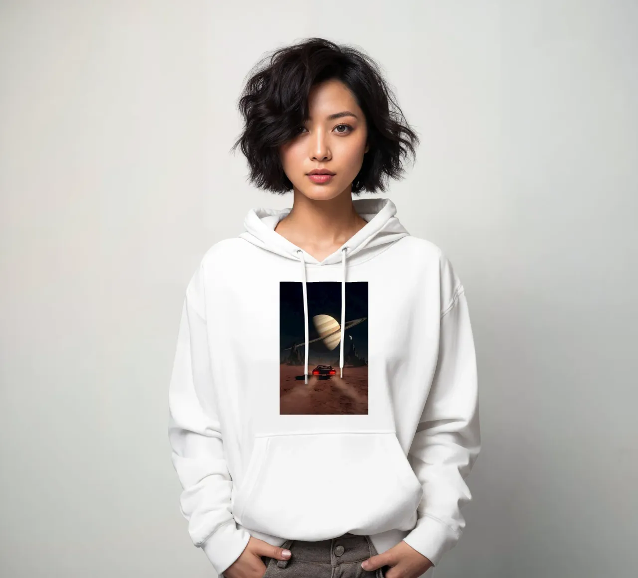 Auto retrò che guida verso Saturno in un mondo desertico alieno felpa con cappuccio da Cosmic Reverie Studio