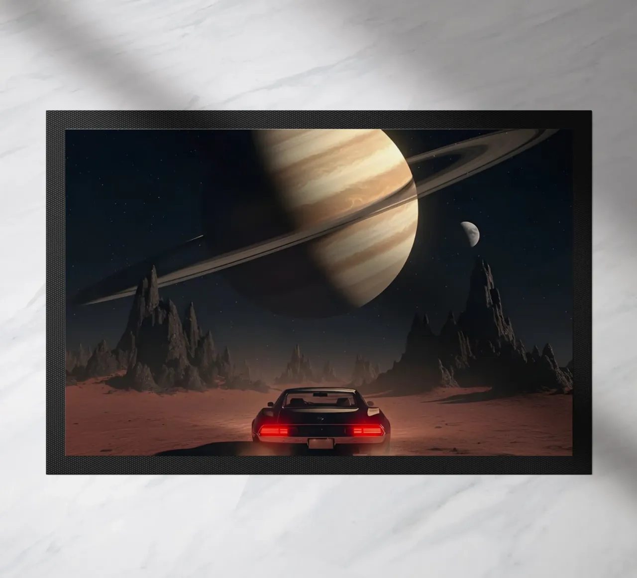 Auto retrò che guida verso Saturno in un mondo desertico alieno zerbino da Cosmic Reverie Studio