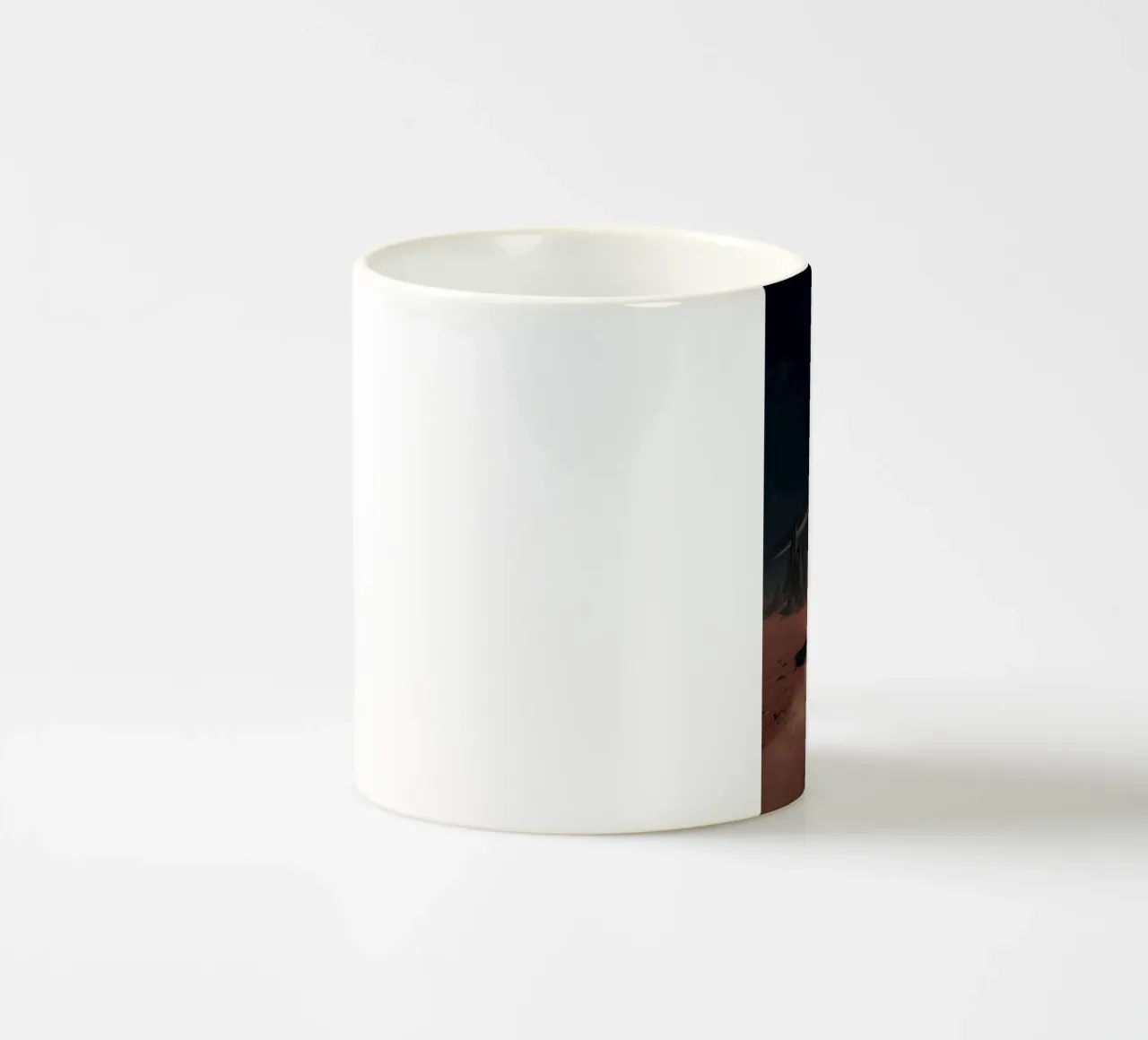 Auto retrò che guida verso Saturno in un mondo desertico alieno tazza in ceramica da Cosmic Reverie Studio