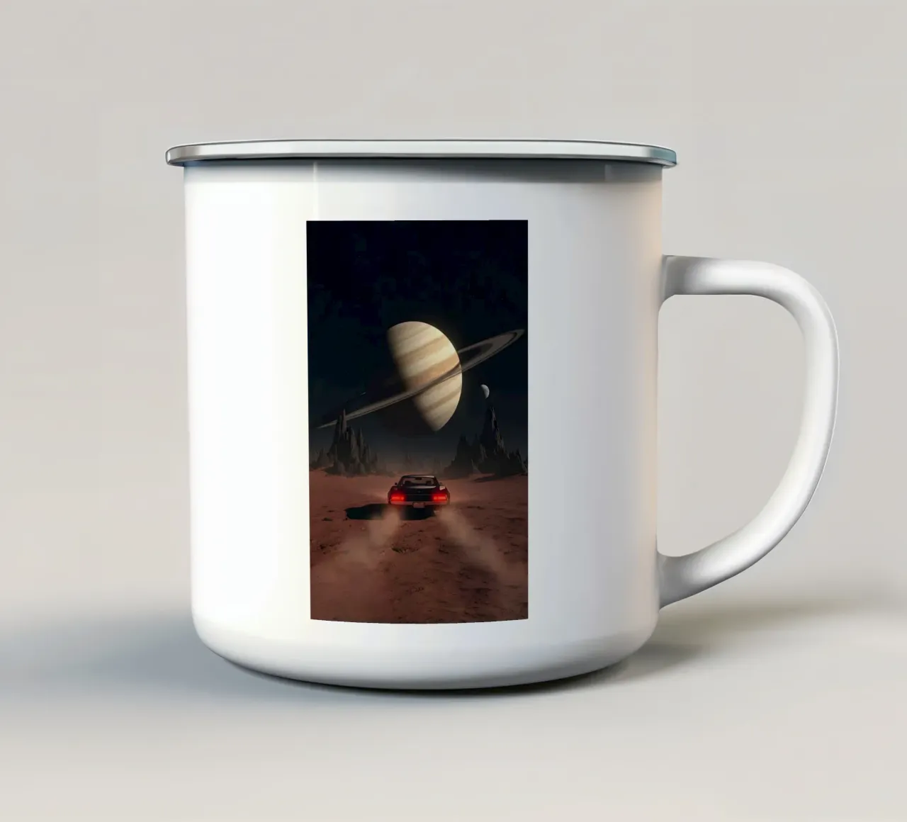 Auto retrò che guida verso Saturno in un mondo desertico alieno tazza in smalto da Cosmic Reverie Studio