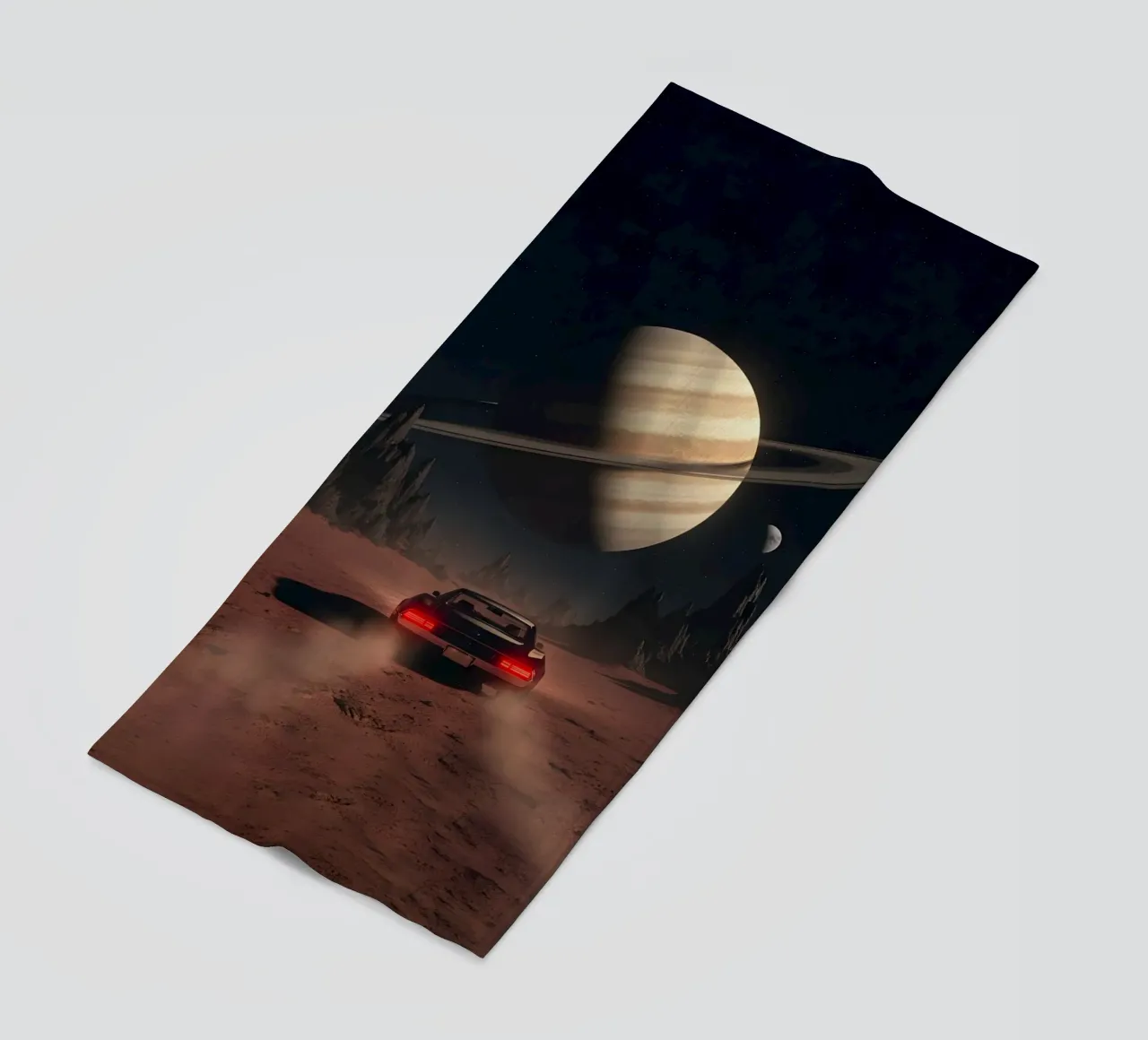 Auto retrò che guida verso Saturno in un mondo desertico alieno telo mare da Cosmic Reverie Studio