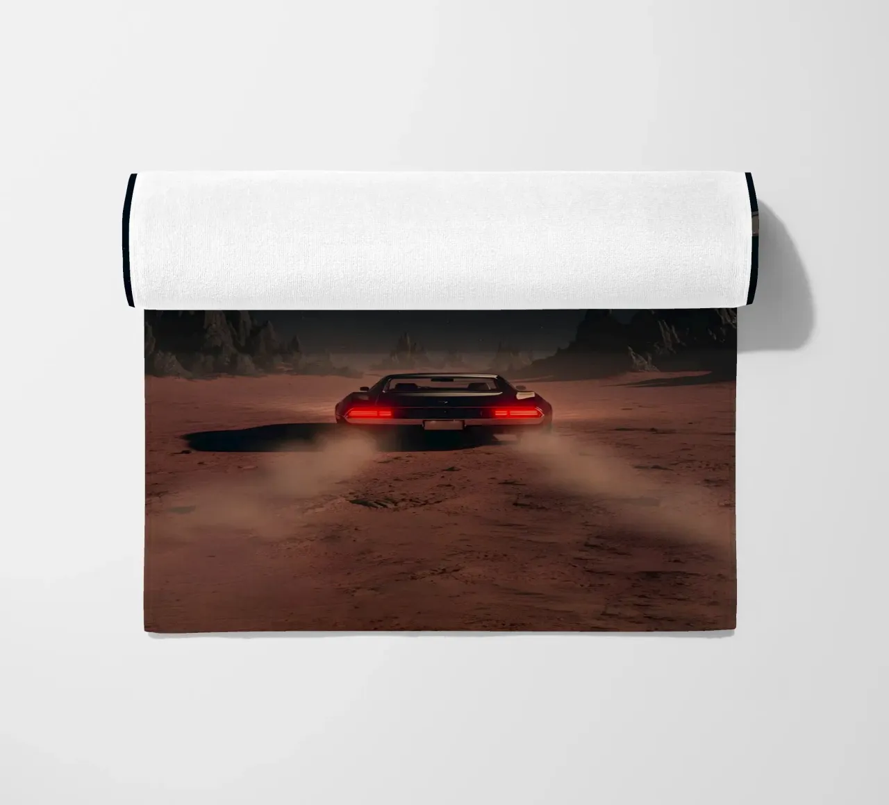 Auto retrò che guida verso Saturno in un mondo desertico alieno telo mare da Cosmic Reverie Studio