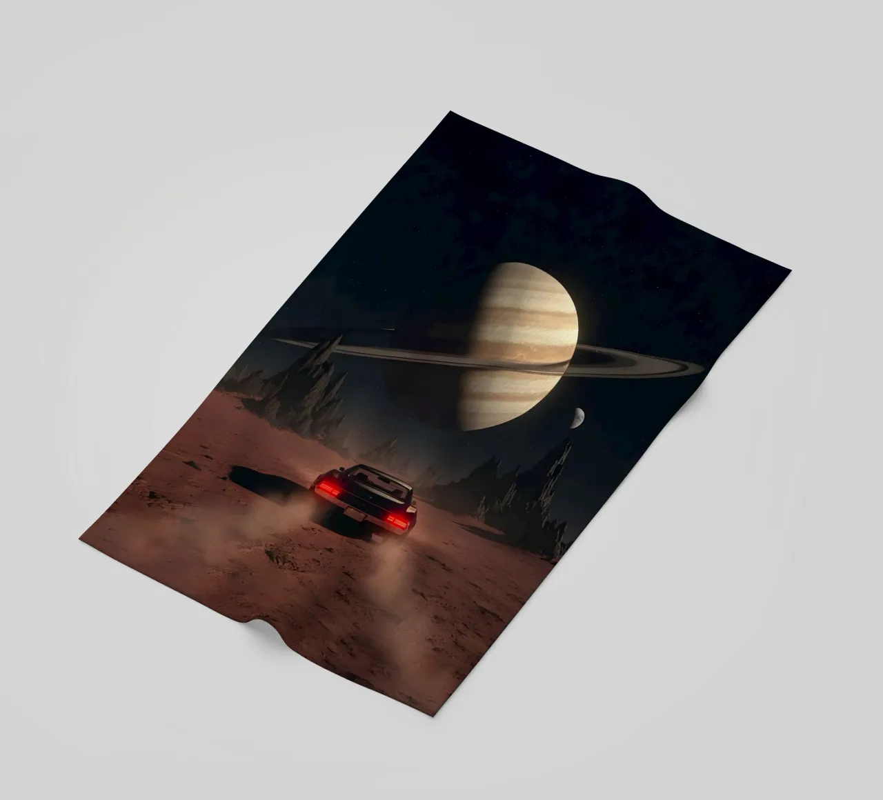 Auto retrò che guida verso Saturno in un mondo desertico alieno telo mare da Cosmic Reverie Studio