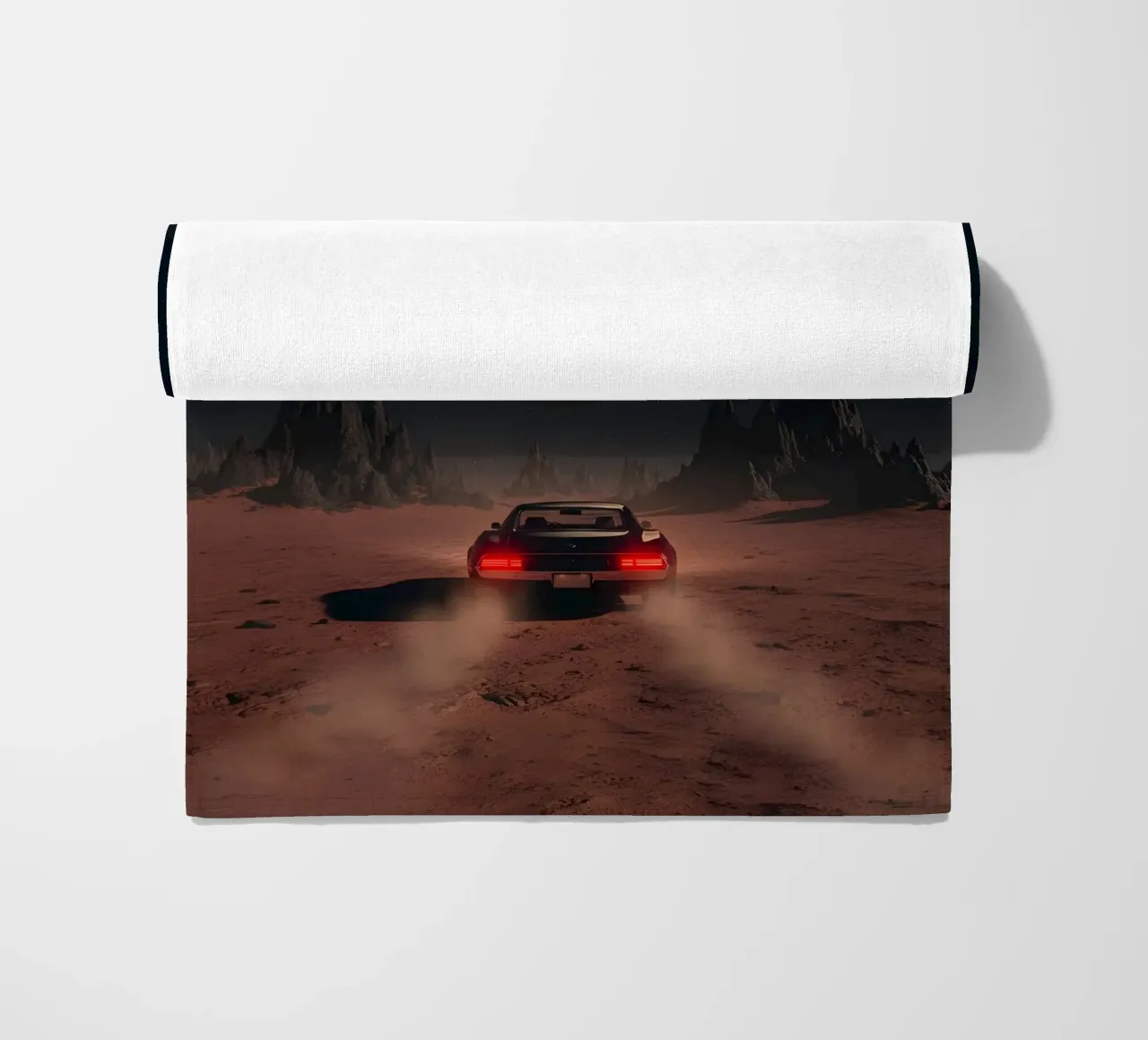 Auto retrò che guida verso Saturno in un mondo desertico alieno telo mare da Cosmic Reverie Studio